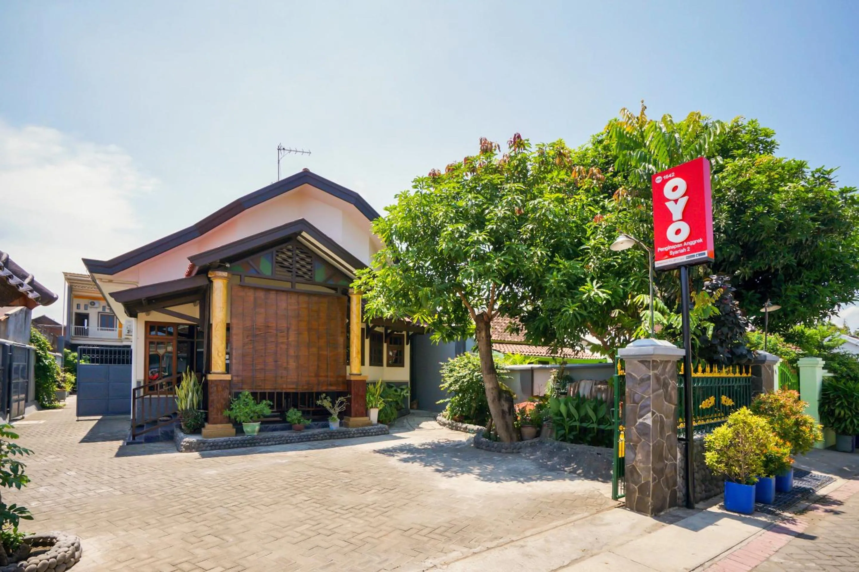 Facade/entrance in OYO 1642 Penginapan Anggrek Syariah 2