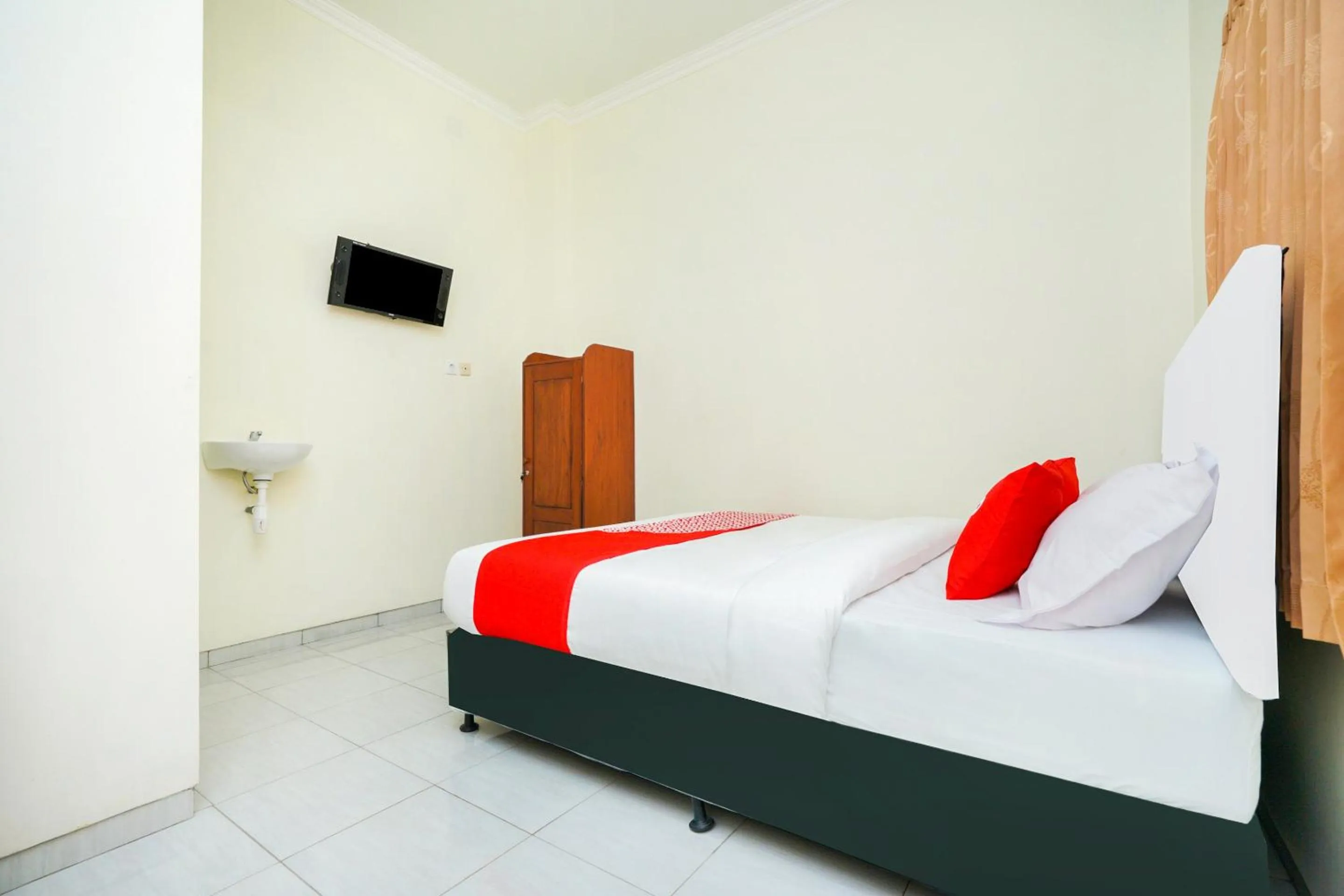 Bedroom, Bed in OYO 1642 Penginapan Anggrek Syariah 2