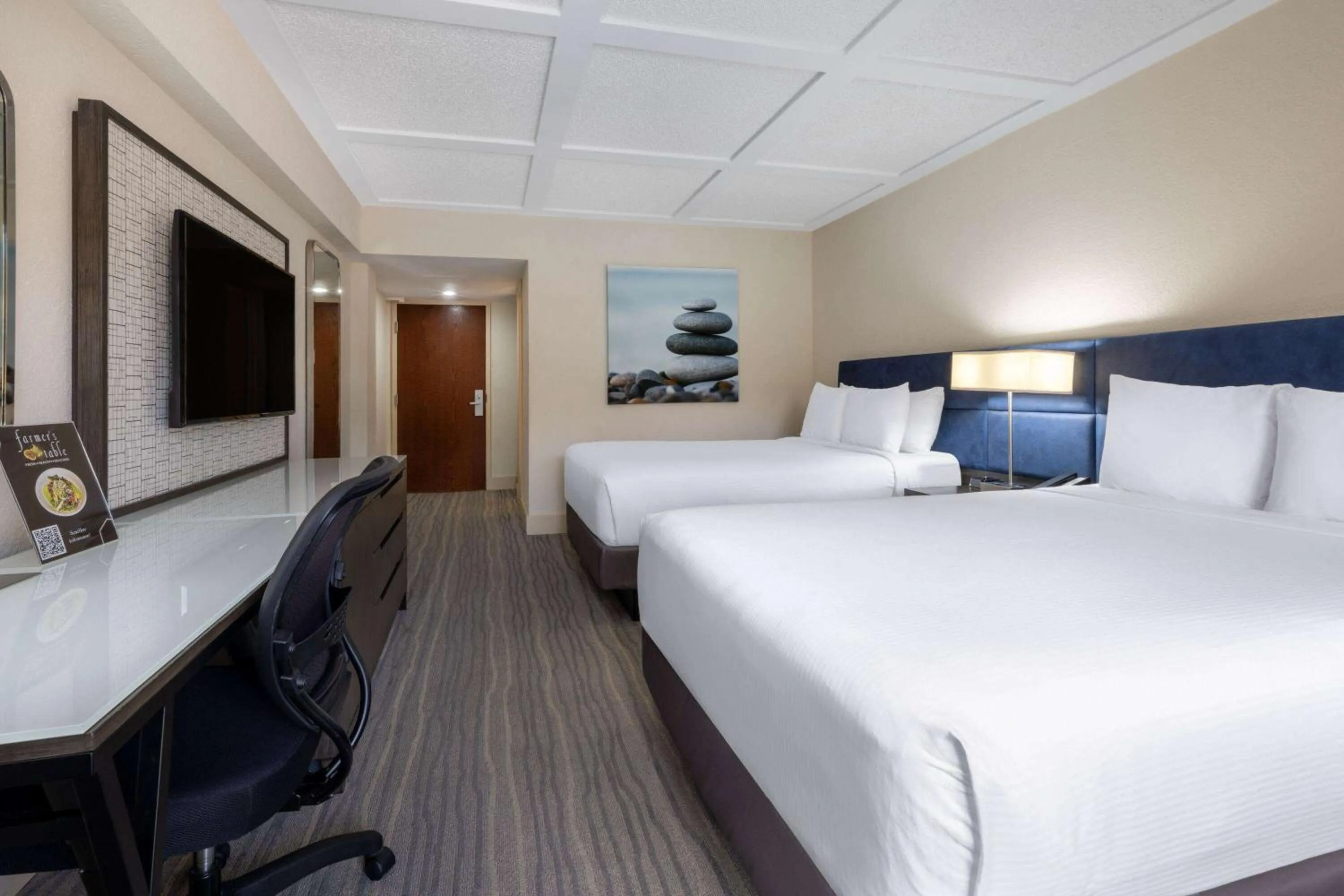 Photo of the whole room, Bed in Wyndham Boca Raton Hotel