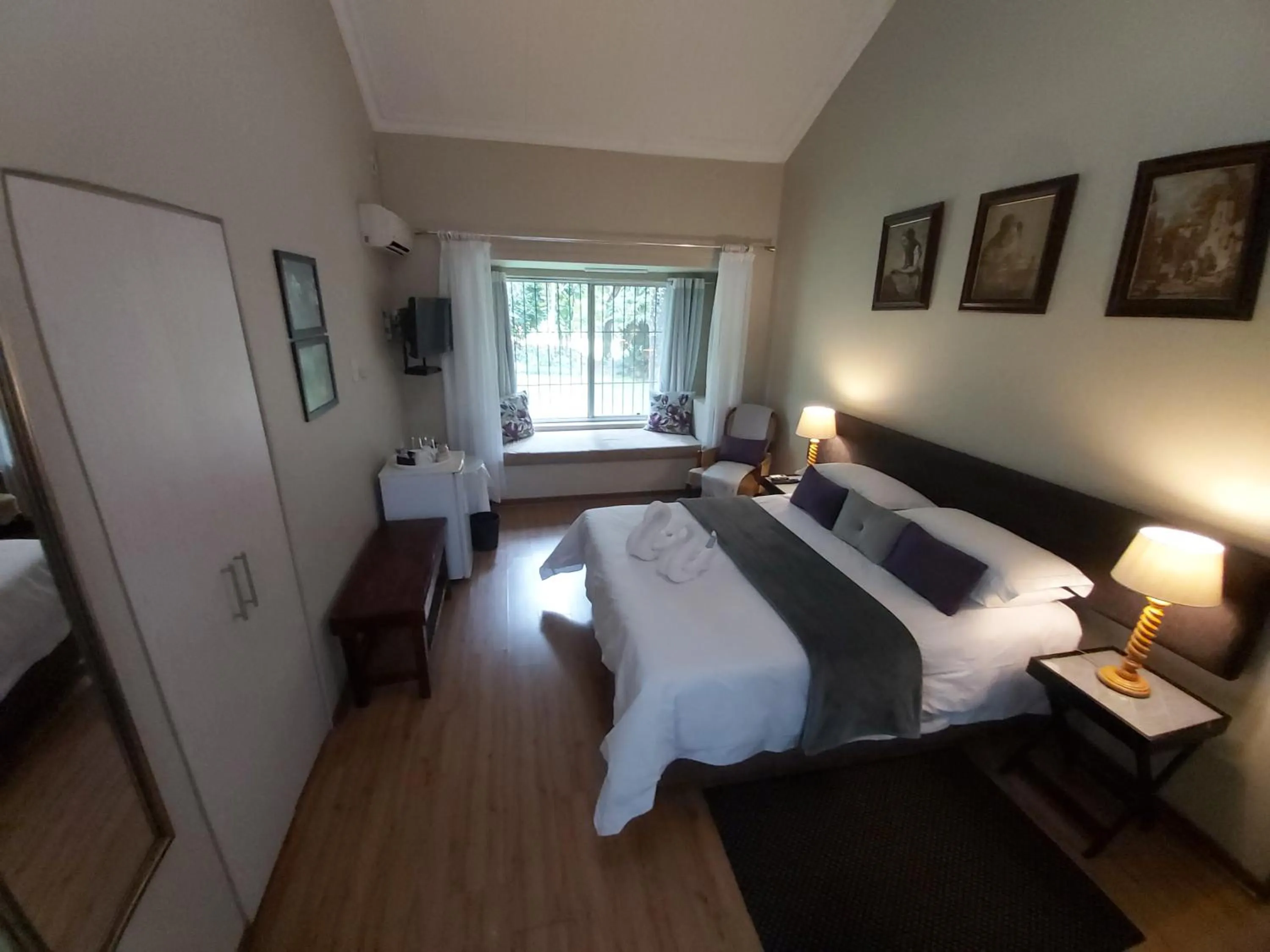 Photo of the whole room, Bed in Rockview Lodge