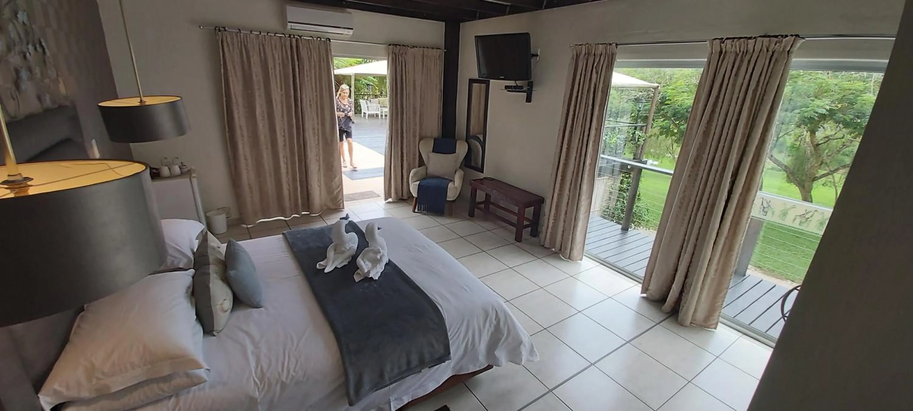 Photo of the whole room, Bed in Rockview Lodge