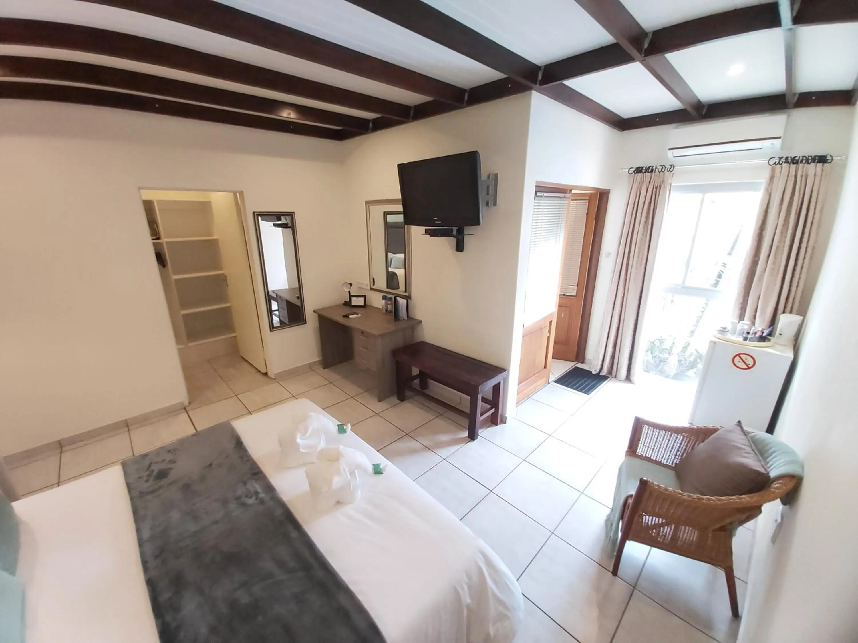 Seating area, Bed in Rockview Lodge