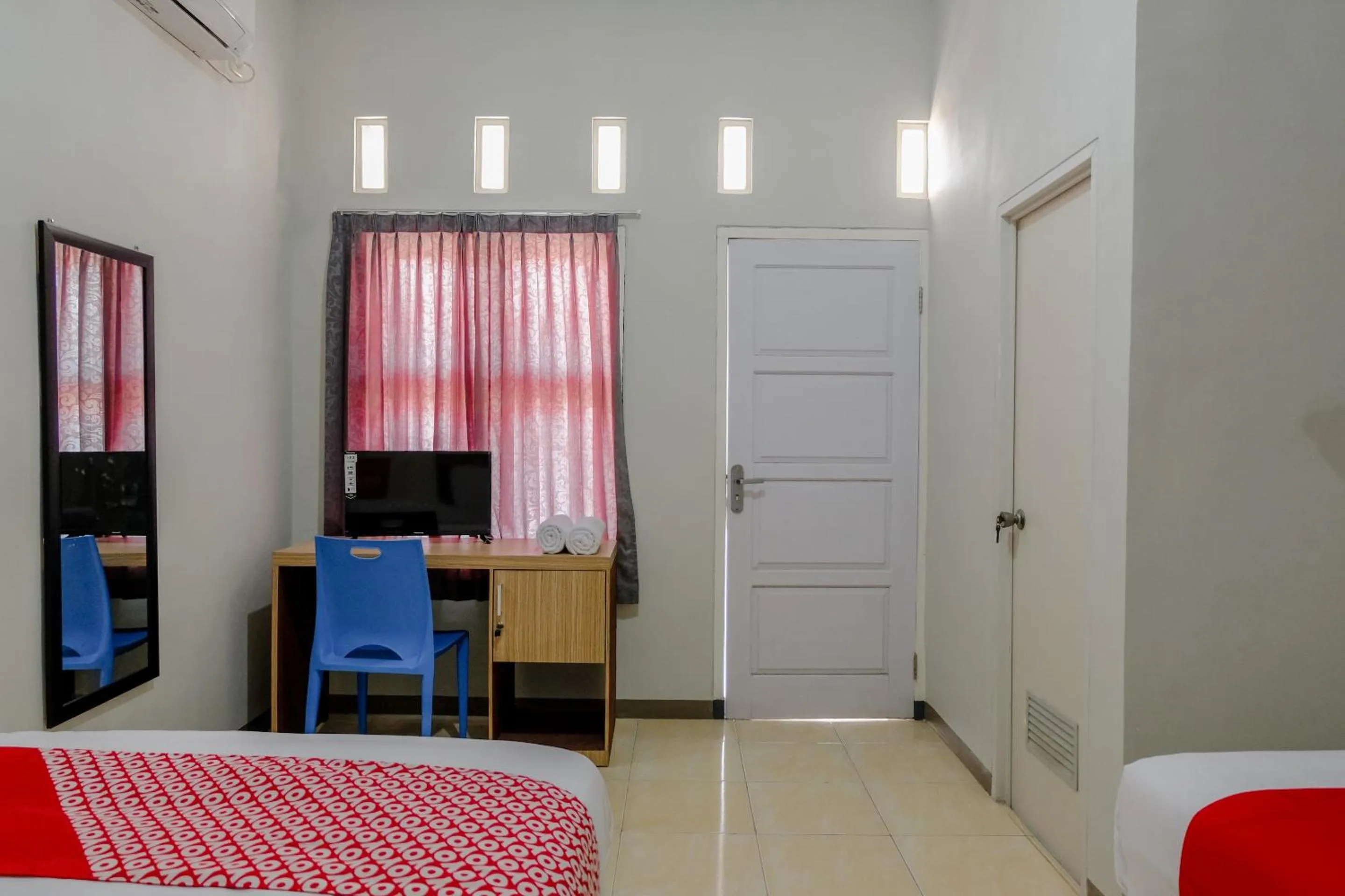 Bedroom, TV/Entertainment Center in OYO 1475 Oemah Jawa Family Residence