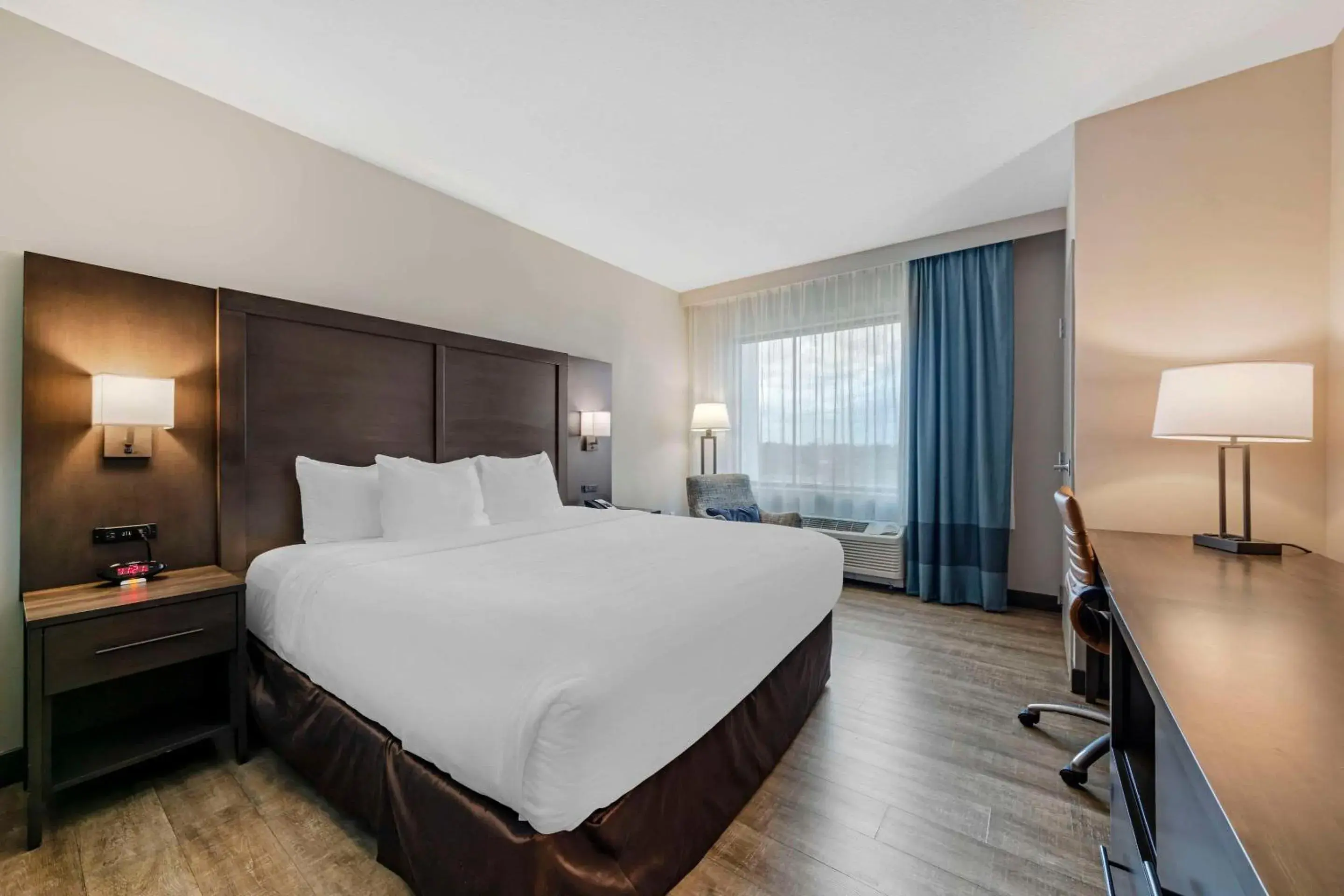 Bedroom, Bed in Comfort Inn & Suites Miami International Airport Bedroom, Bed in Comfort Inn & Suites Miami International Airport