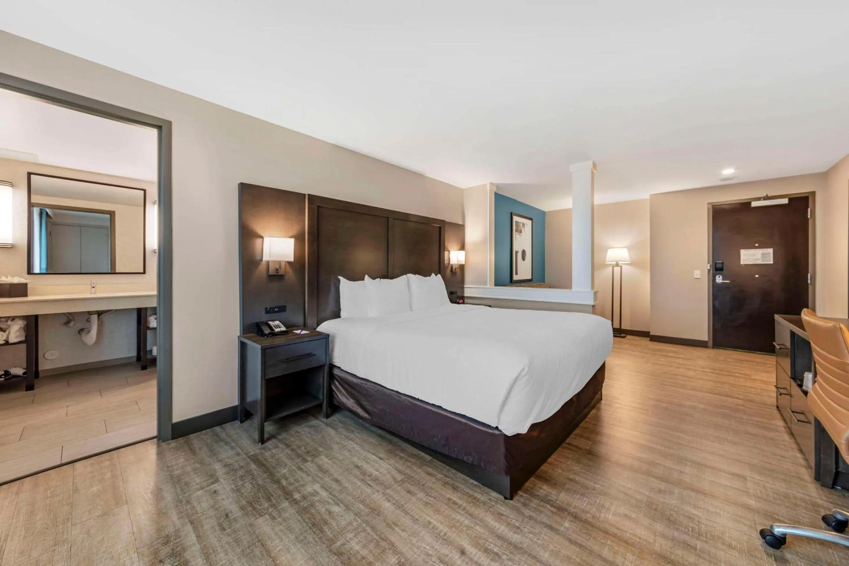 Bedroom, Bed in Comfort Inn & Suites Miami International Airport