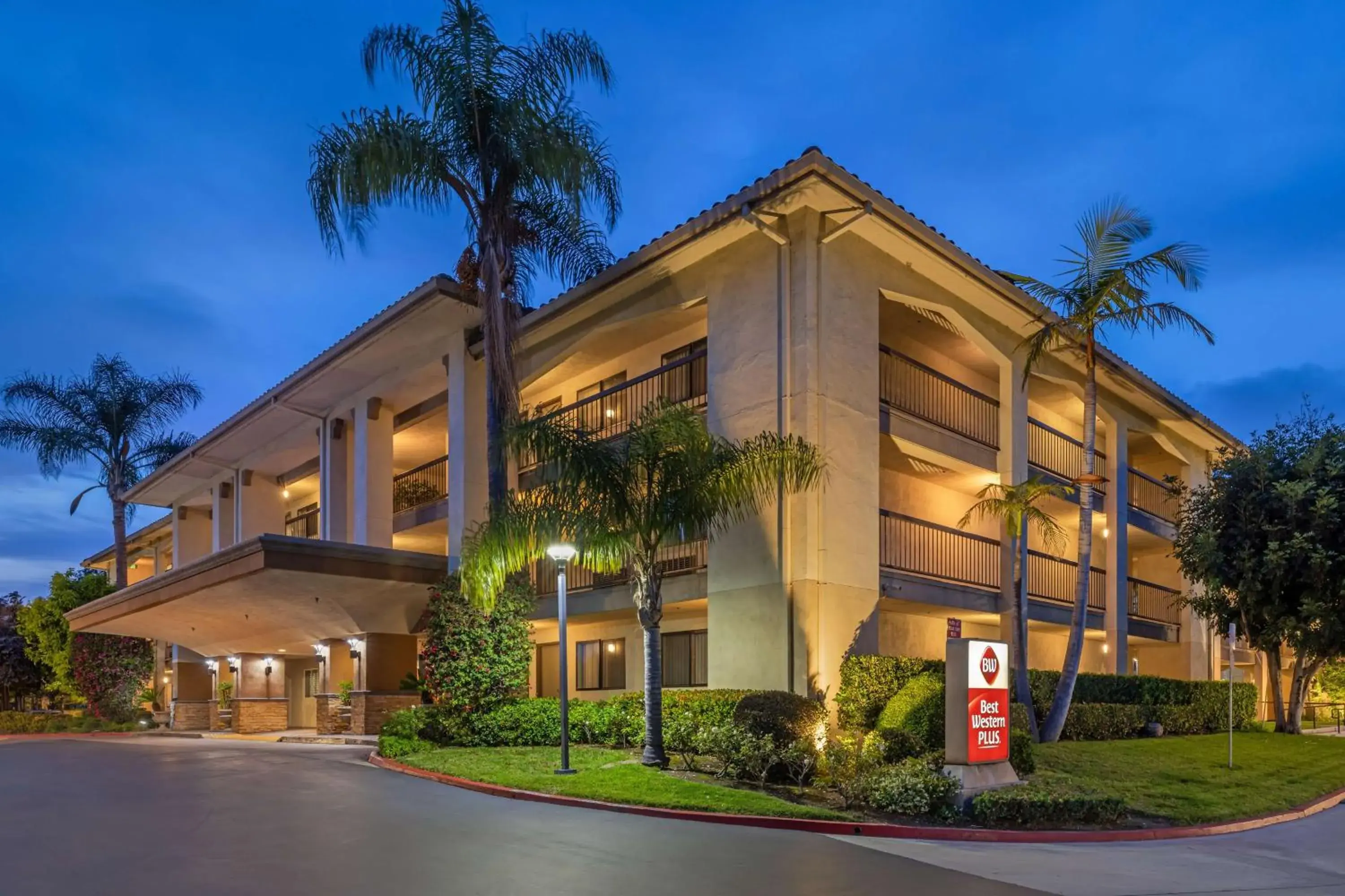 Property building in Best Western Plus Orange County Airport North Property building in Best Western Plus Orange County Airport North