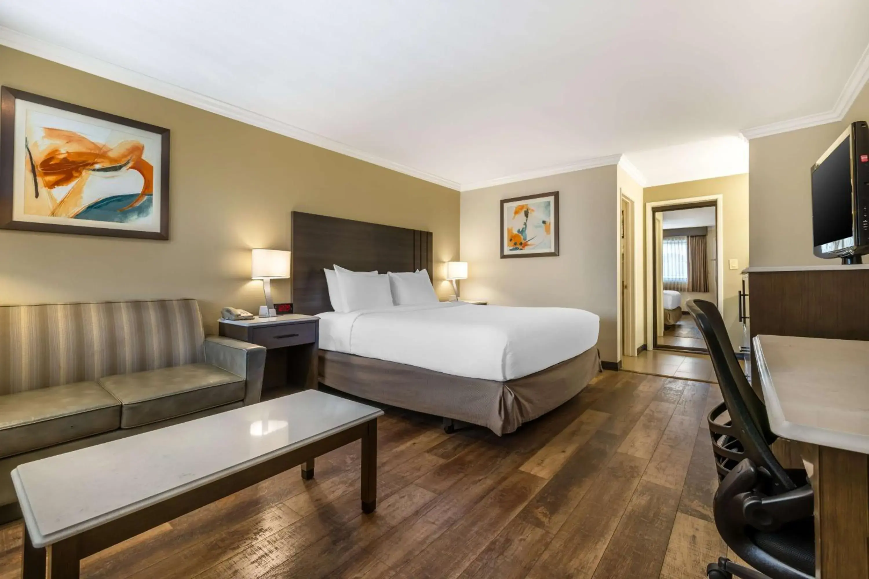 Business King Room with Sofa Bed in Best Western Plus Orange County Airport North Business King Room with Sofa Bed in Best Western Plus Orange County Airport North