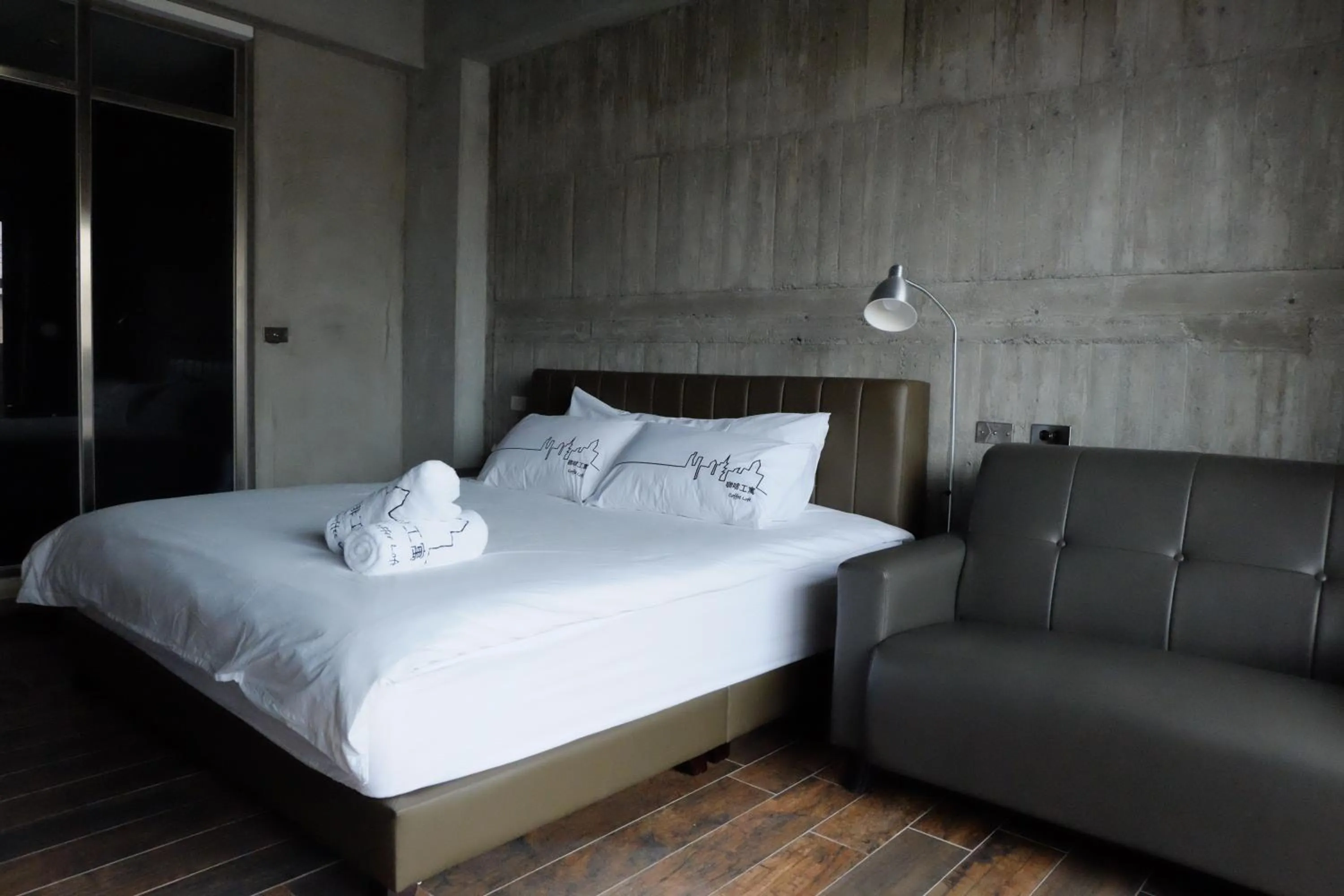 Photo of the whole room, Bed in CoffeeLoft