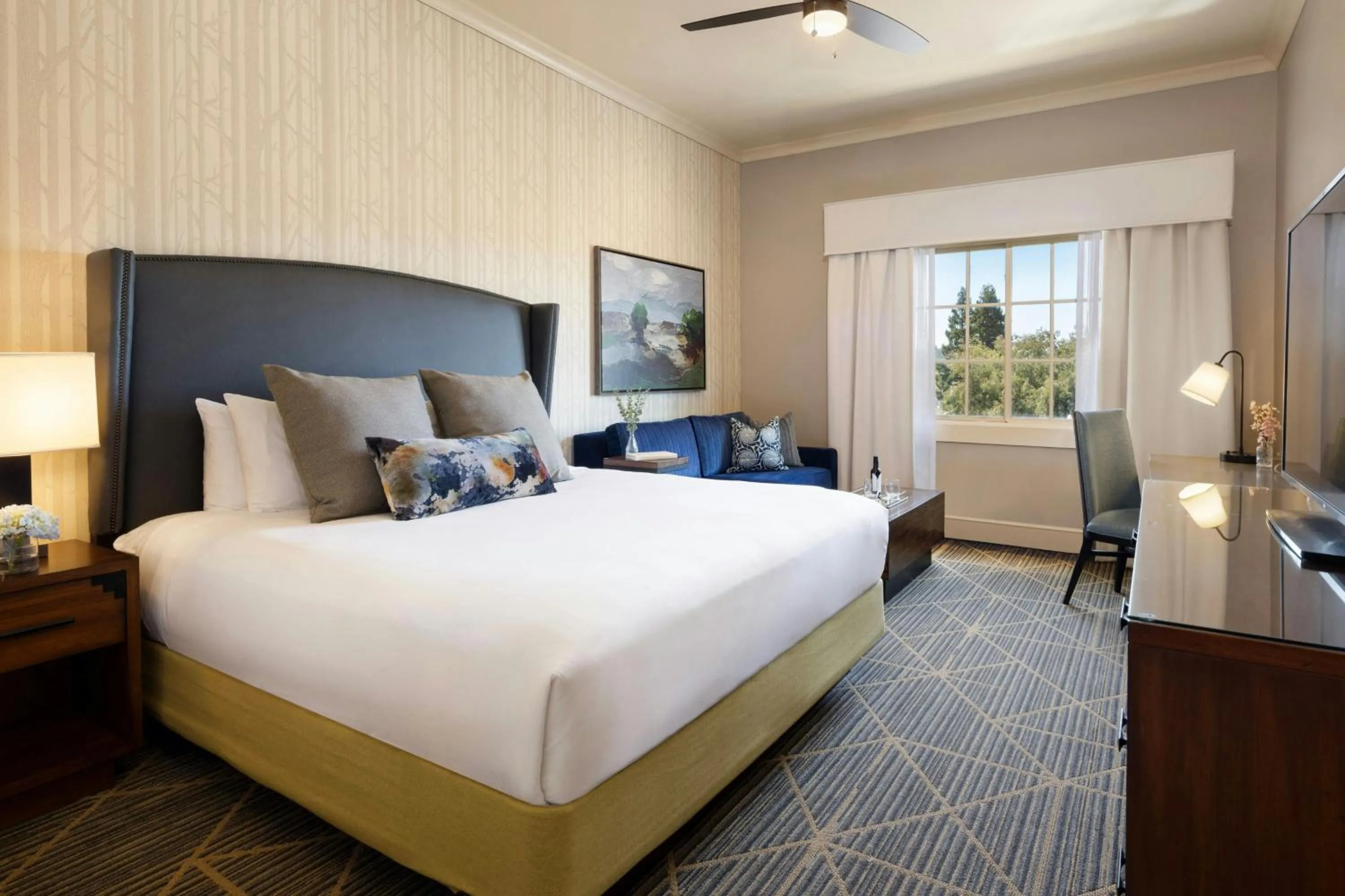 Photo of the whole room, Bed in River Terrace Inn