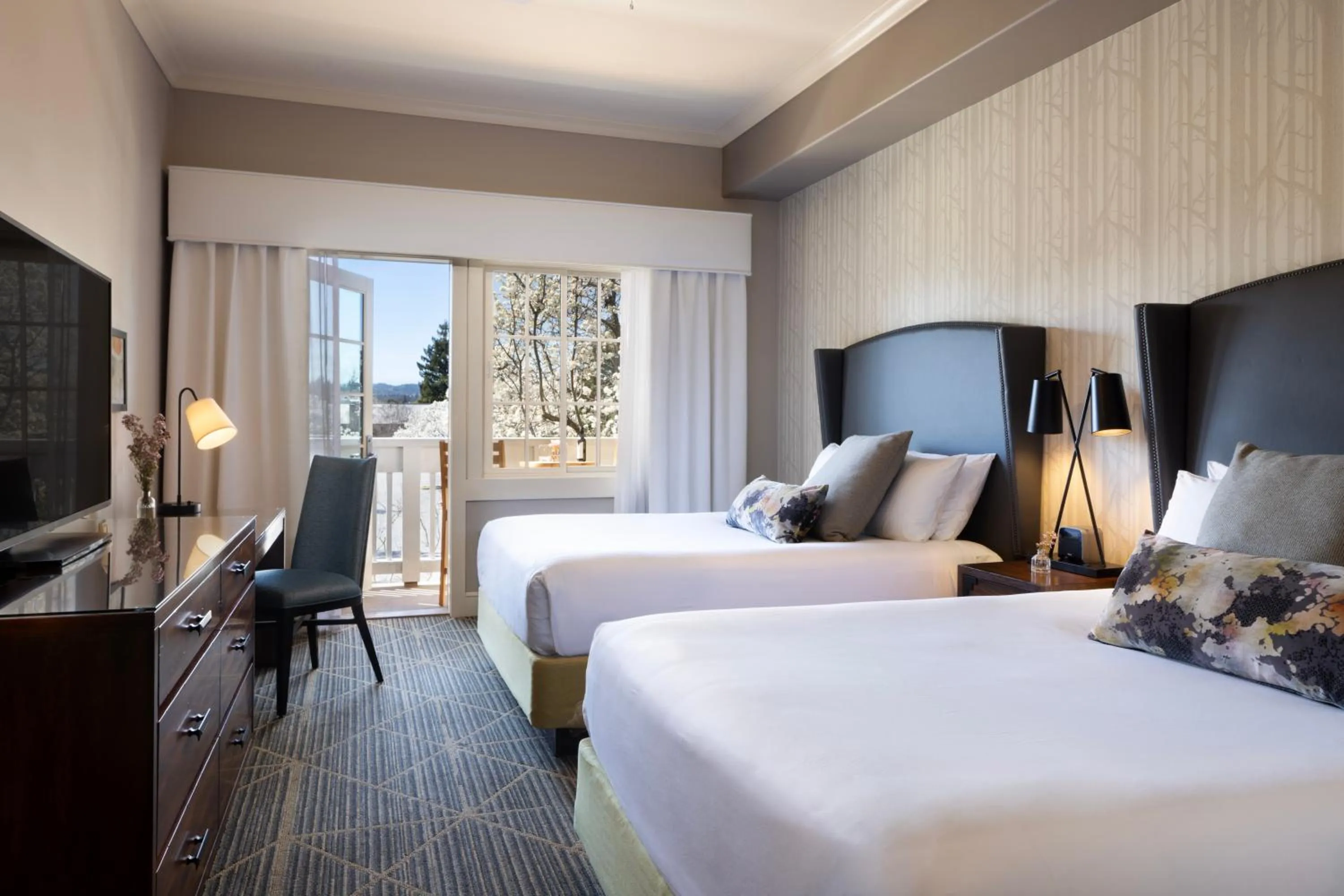 Patio, Bed in River Terrace Inn, a Noble House Hotel