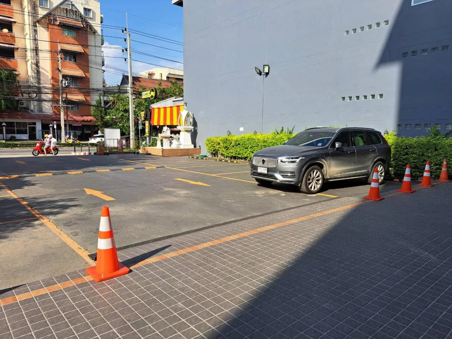 Parking in Mai Hotel Chiang Mai ใหม่โฮเทล เชียงใหม่
