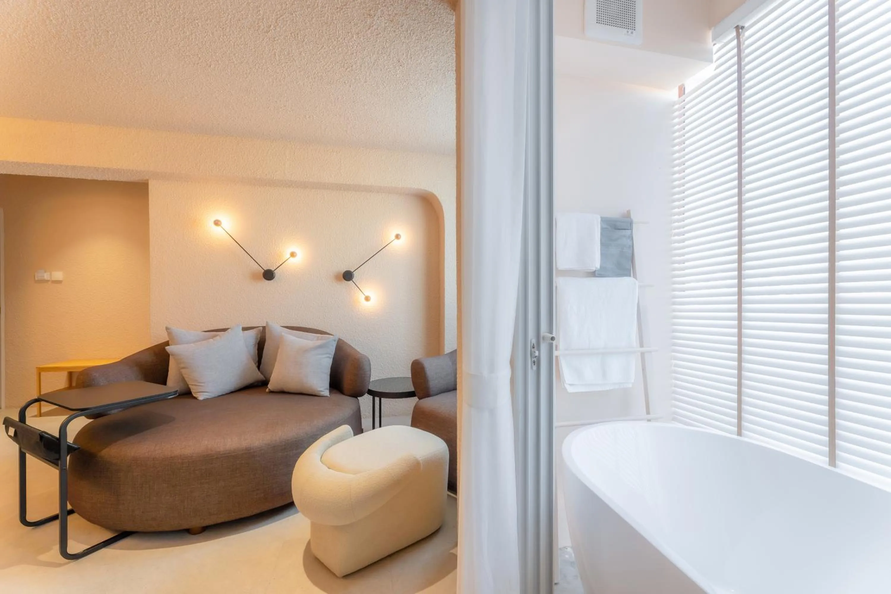 Living room, Bed in Mai Hotel Chiang Mai ใหม่โฮเทล เชียงใหม่