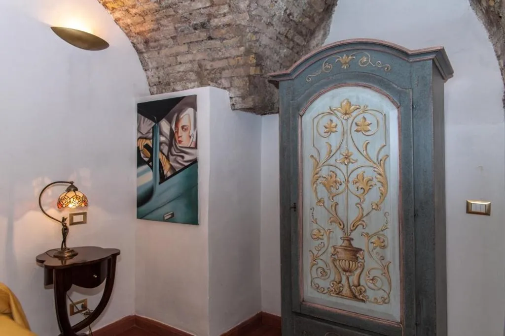 Decorative detail in Rifugio degli Artisti B&B