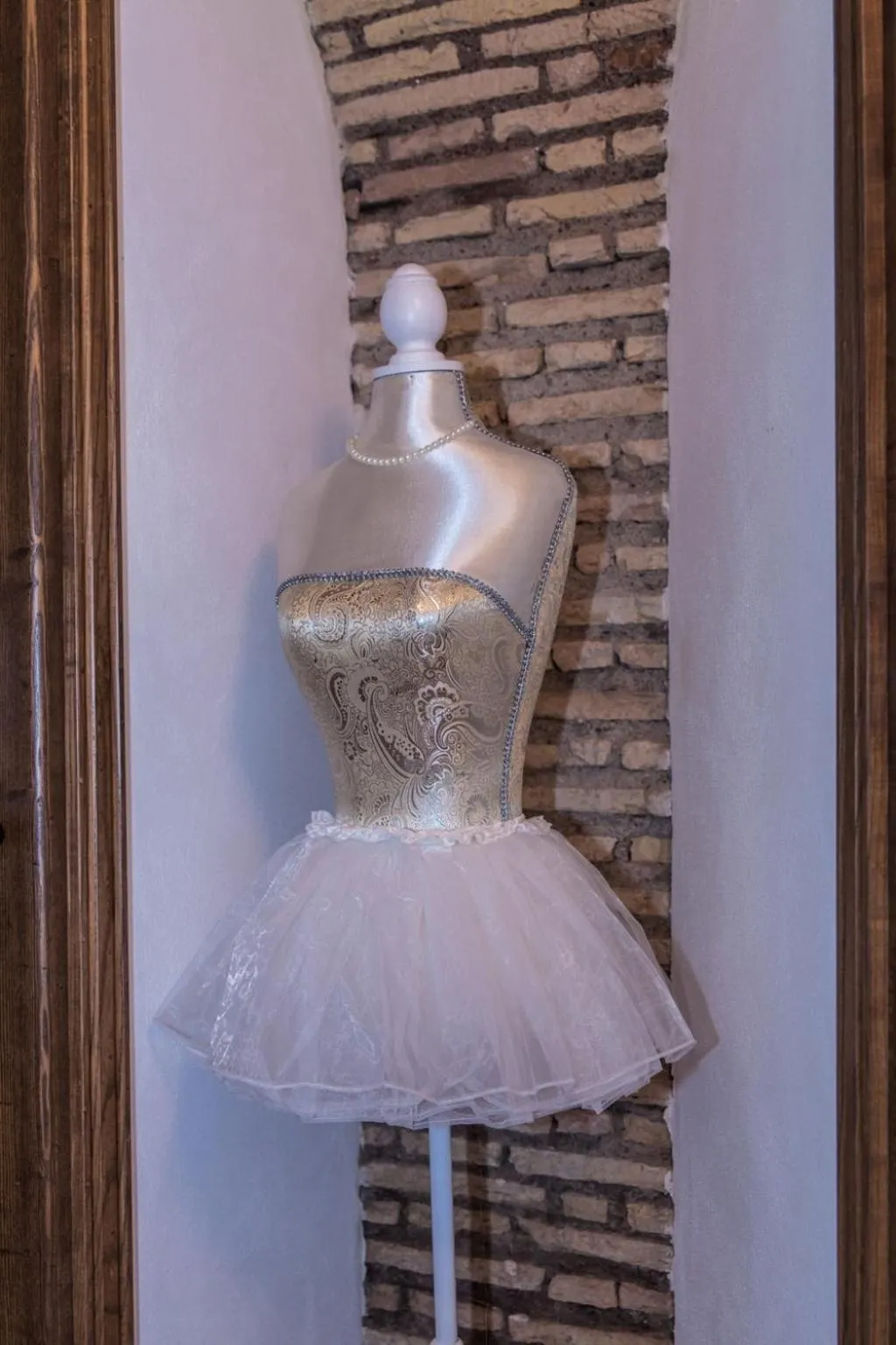 Decorative detail in Rifugio degli Artisti B&B