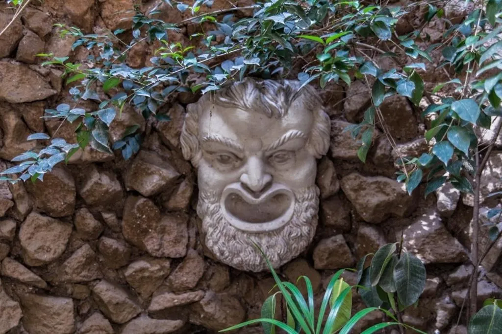Decorative detail in Rifugio degli Artisti B&B