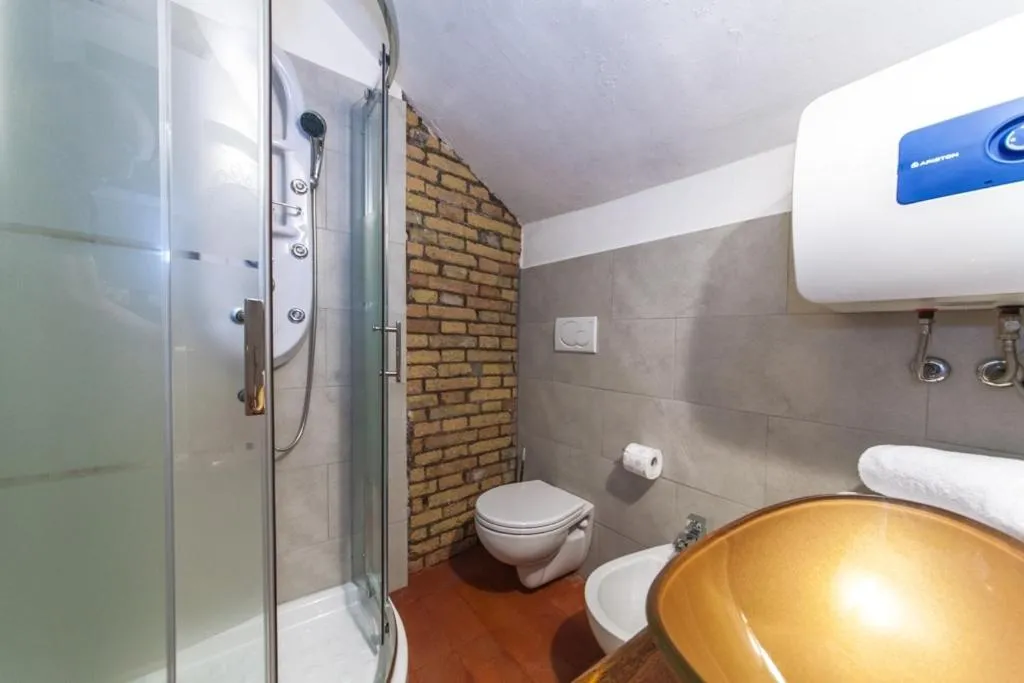 Bathroom in Rifugio degli Artisti B&B