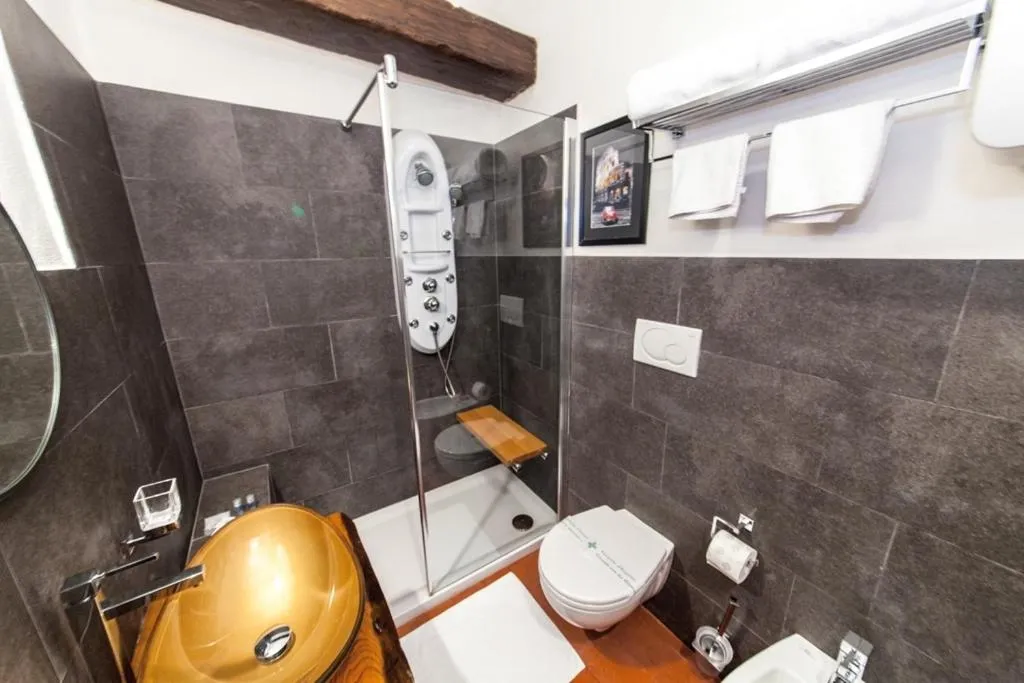 Bathroom in Rifugio degli Artisti B&B