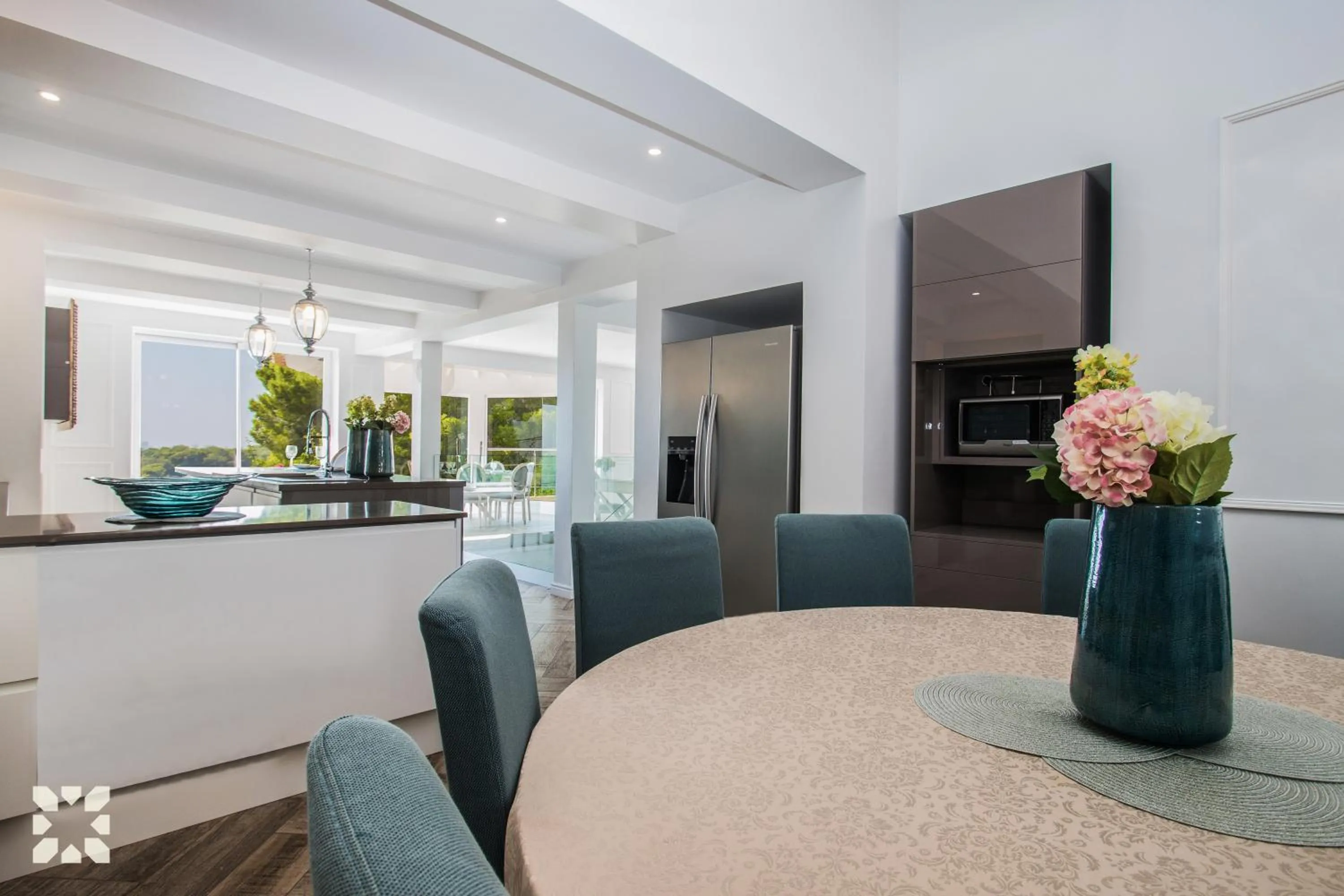 Kitchen or kitchenette in Villa La Casa Blanca by Abahana Villas