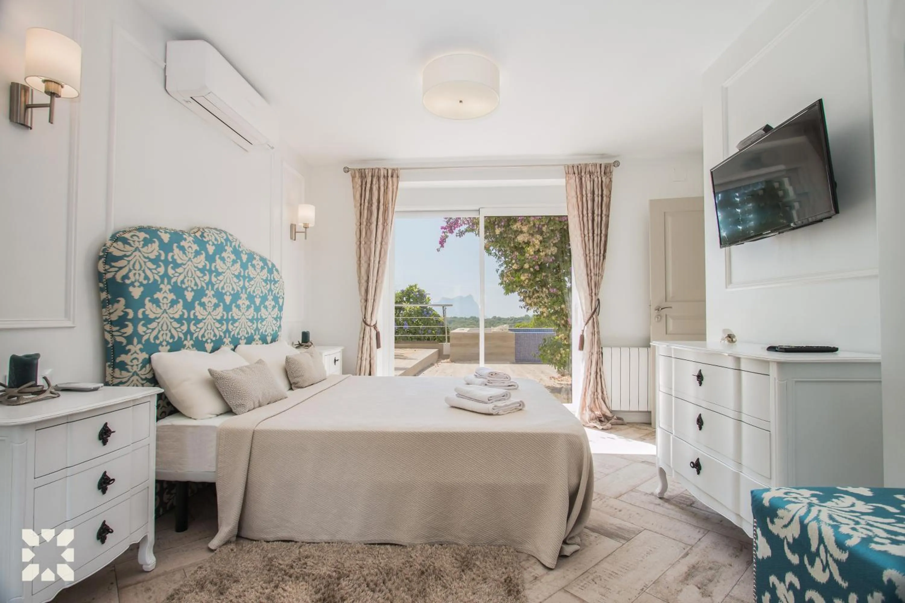 Bed in Villa La Casa Blanca by Abahana Villas