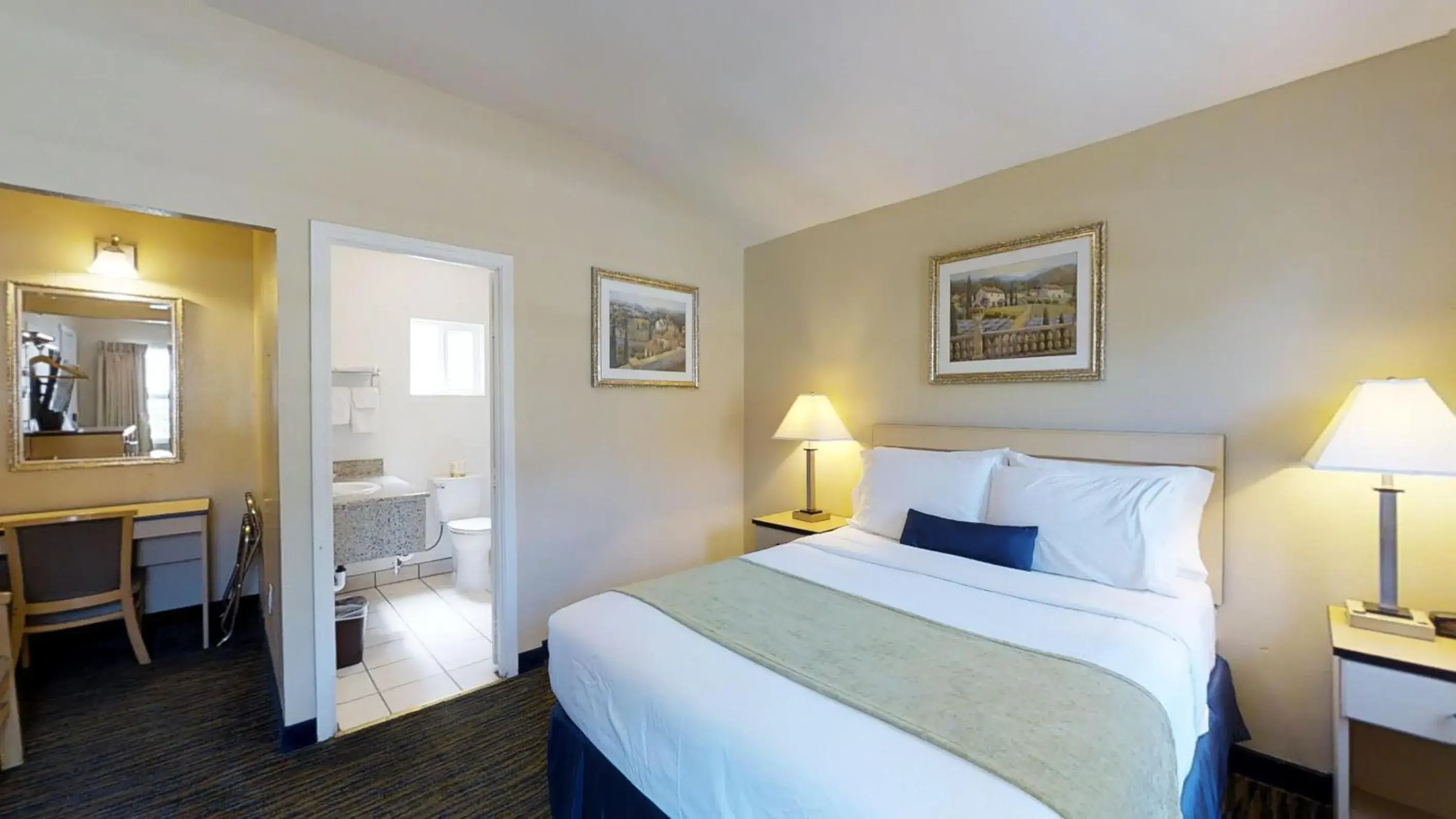 Photo of the whole room, Bed in Napa Discovery Inn Photo of the whole room, Bed in Napa Discovery Inn