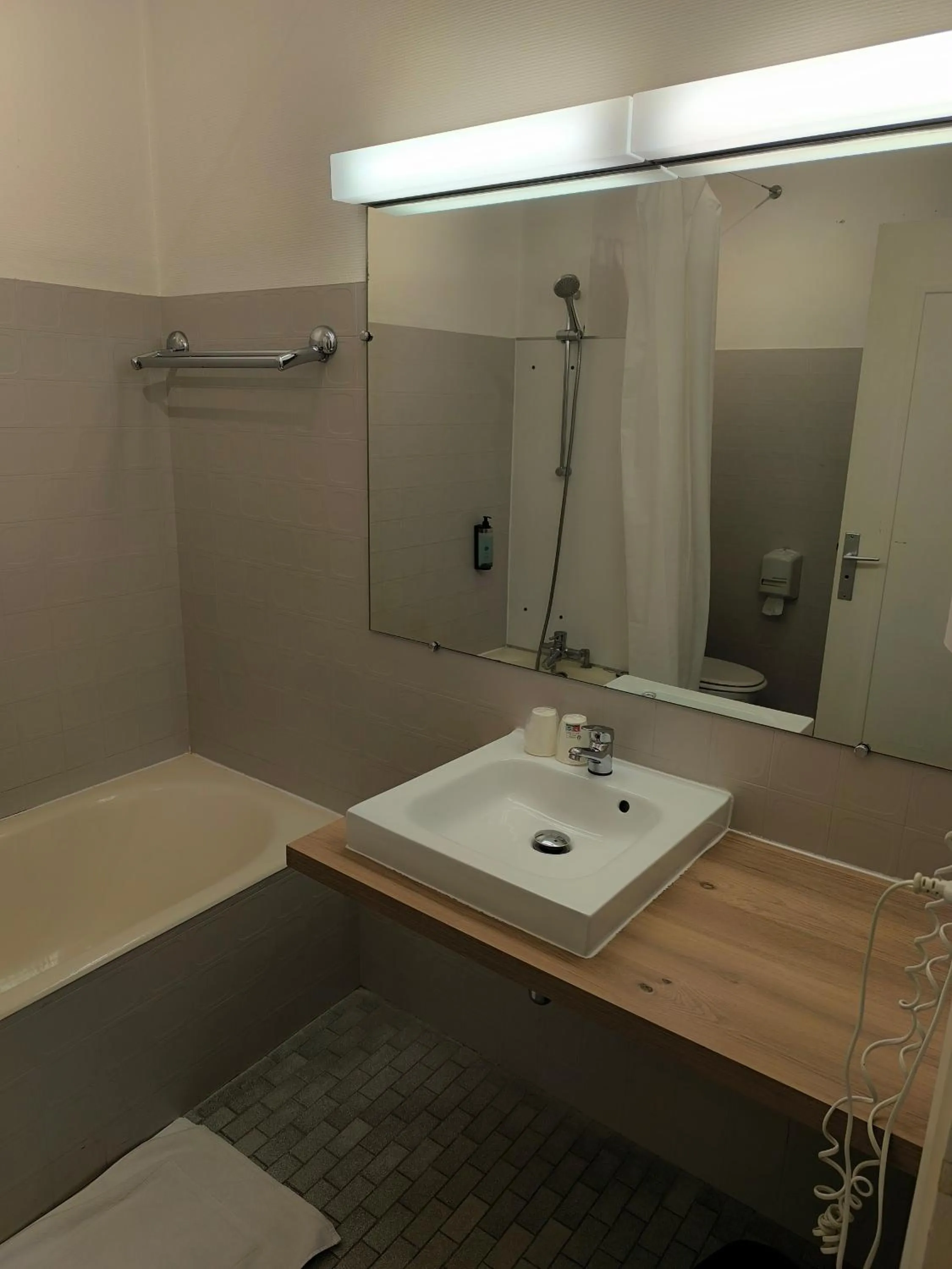 Bathroom in Adonis Lyon Est Hôtel Artys