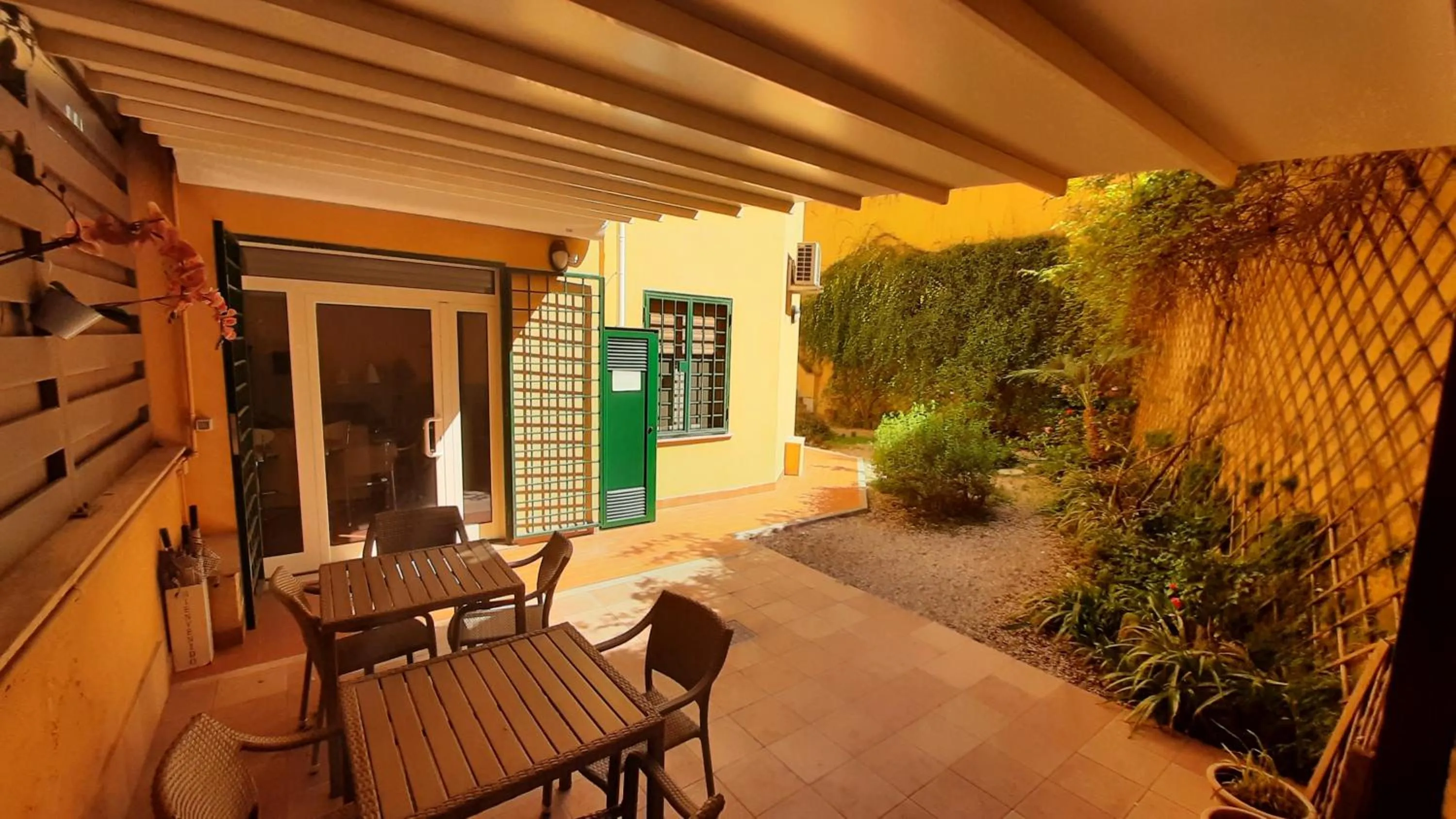 Restaurant/places to eat in B&B Five