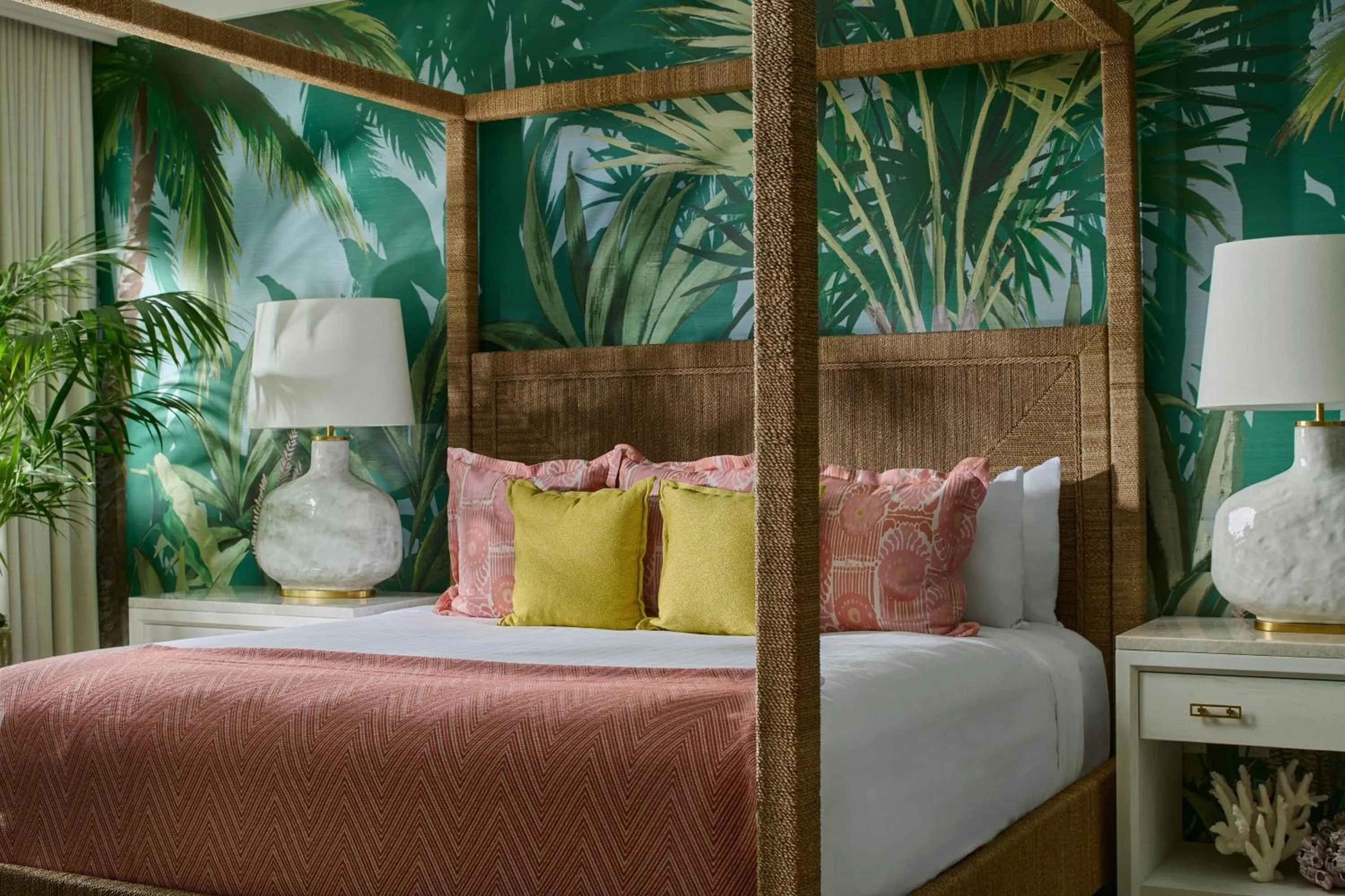 Bedroom, Bed in Gaylord Palms Resort & Convention Center