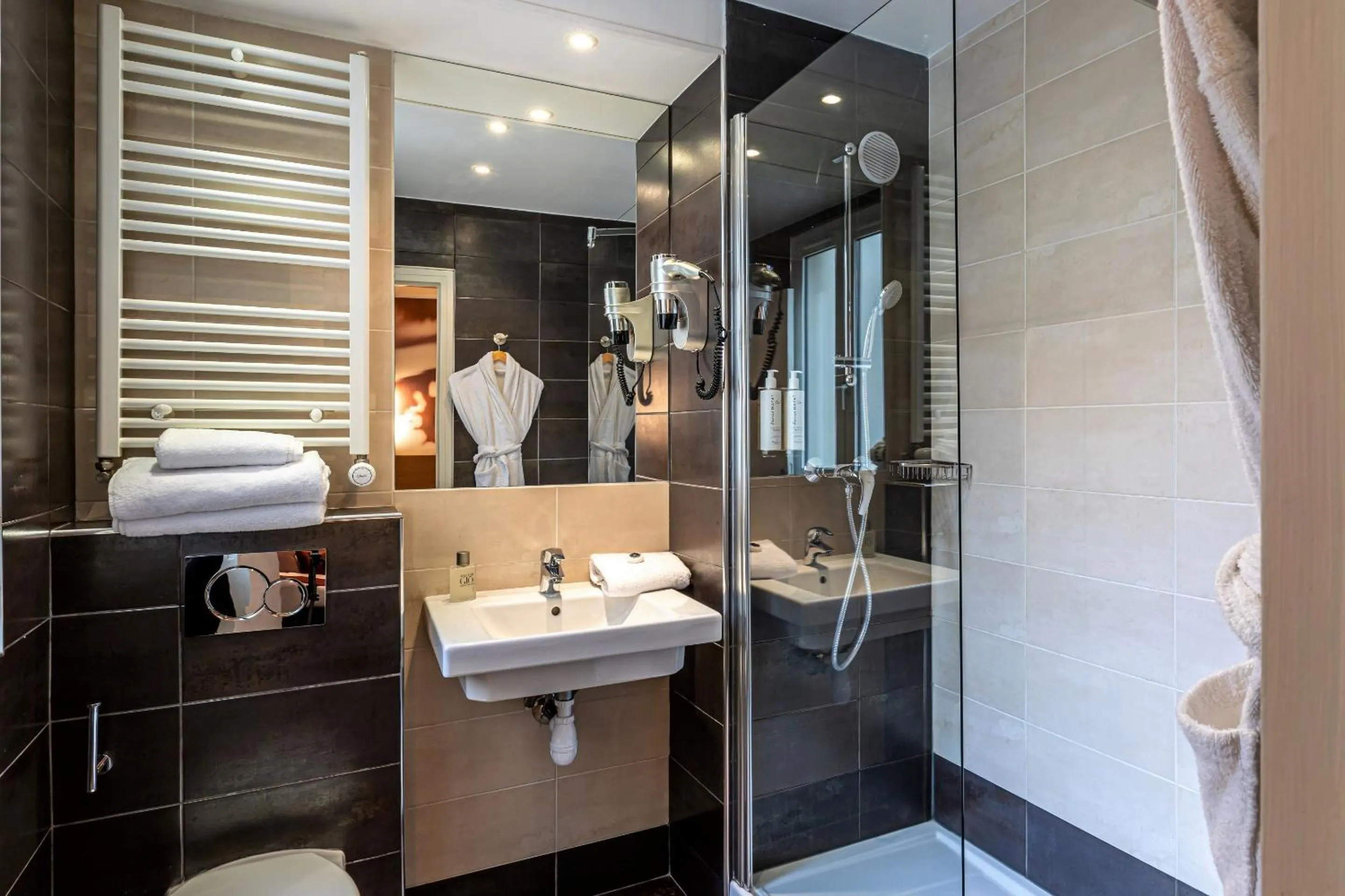 Shower in Hotel Ariane Montparnasse by Patrick Hayat