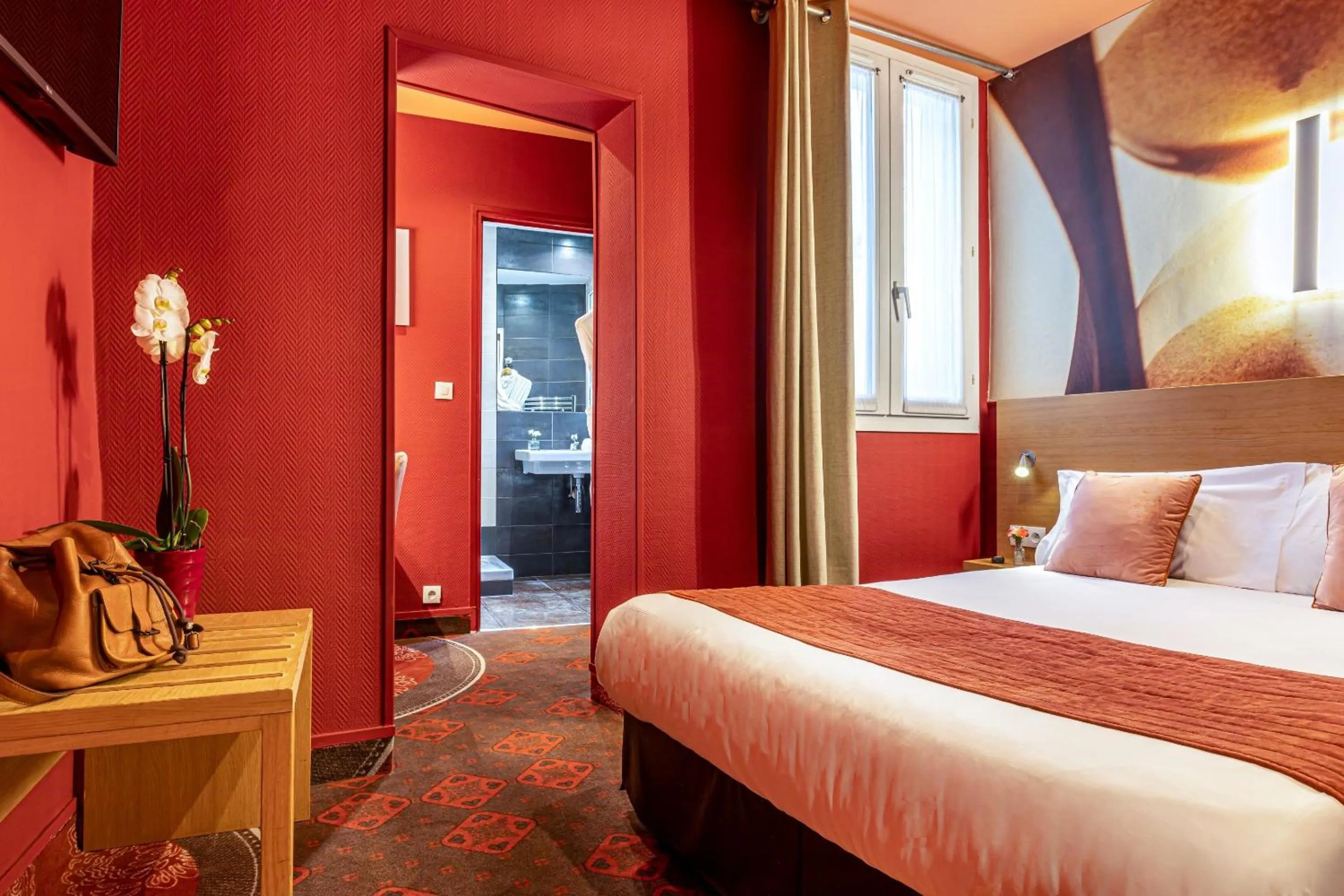 Photo of the whole room, Bed in Hotel Ariane Montparnasse by Patrick Hayat