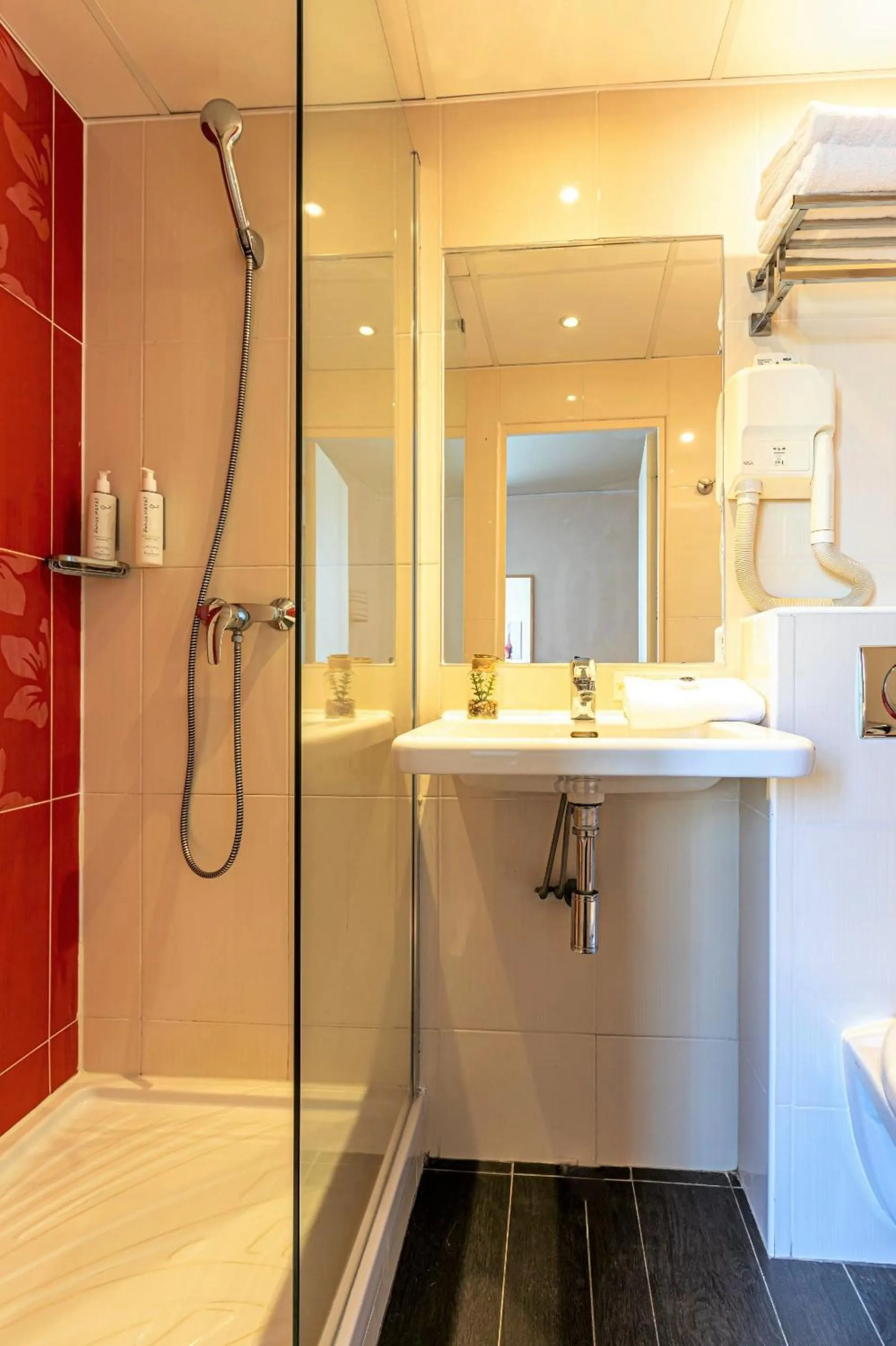 Shower in Hotel Ariane Montparnasse by Patrick Hayat