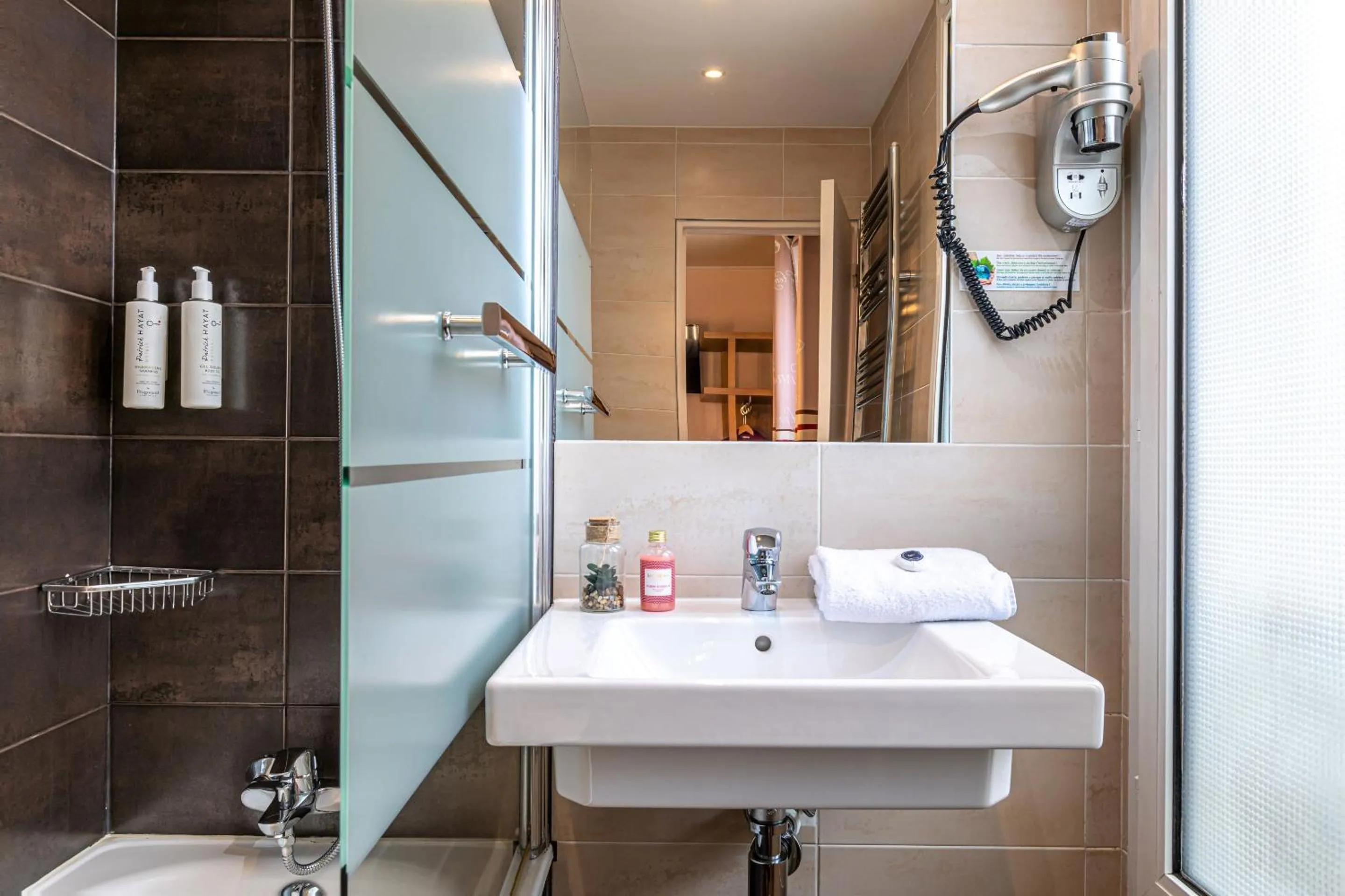 Bathroom in Hotel Ariane Montparnasse by Patrick Hayat