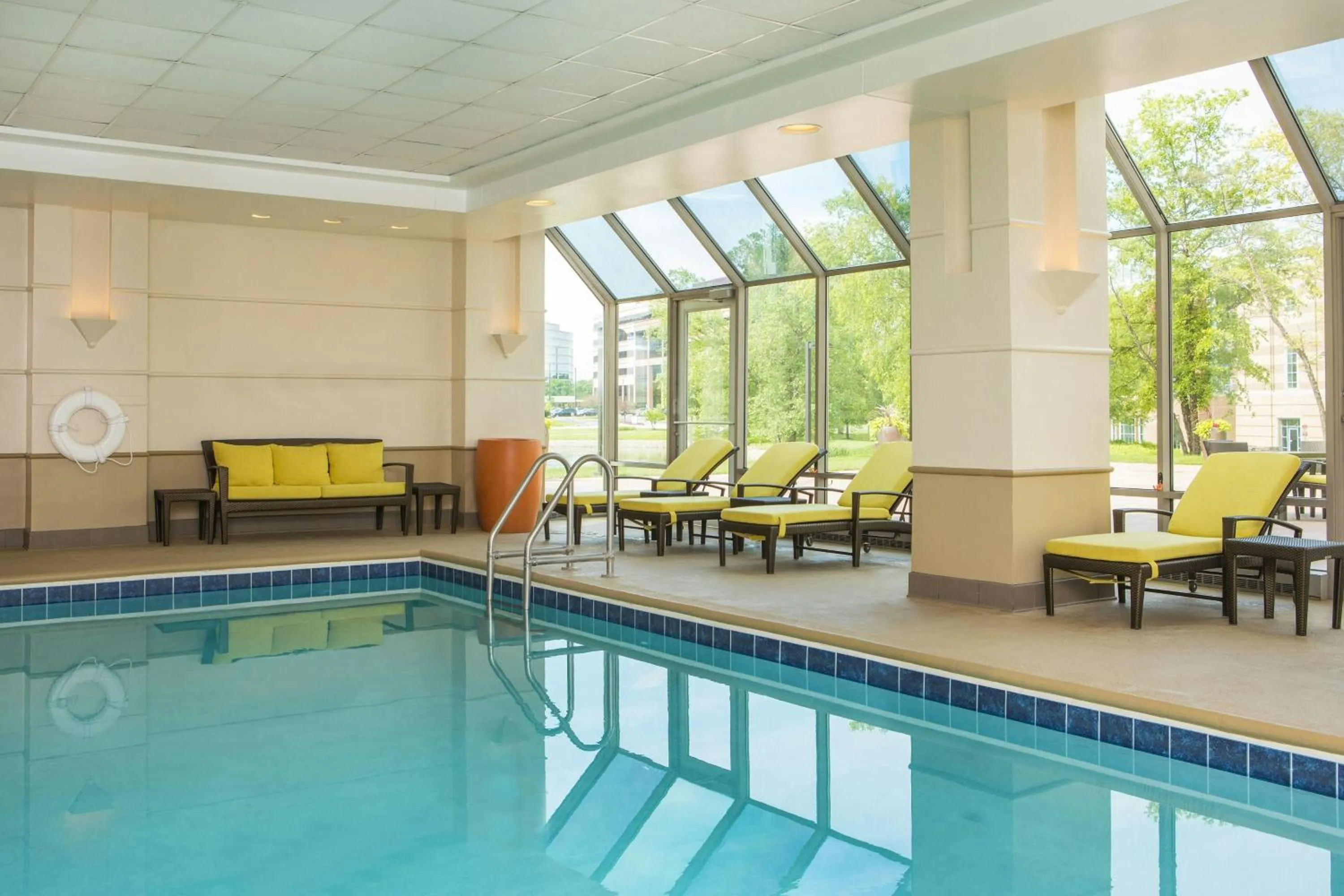 Swimming pool in Sheraton Suites Chicago Elk Grove