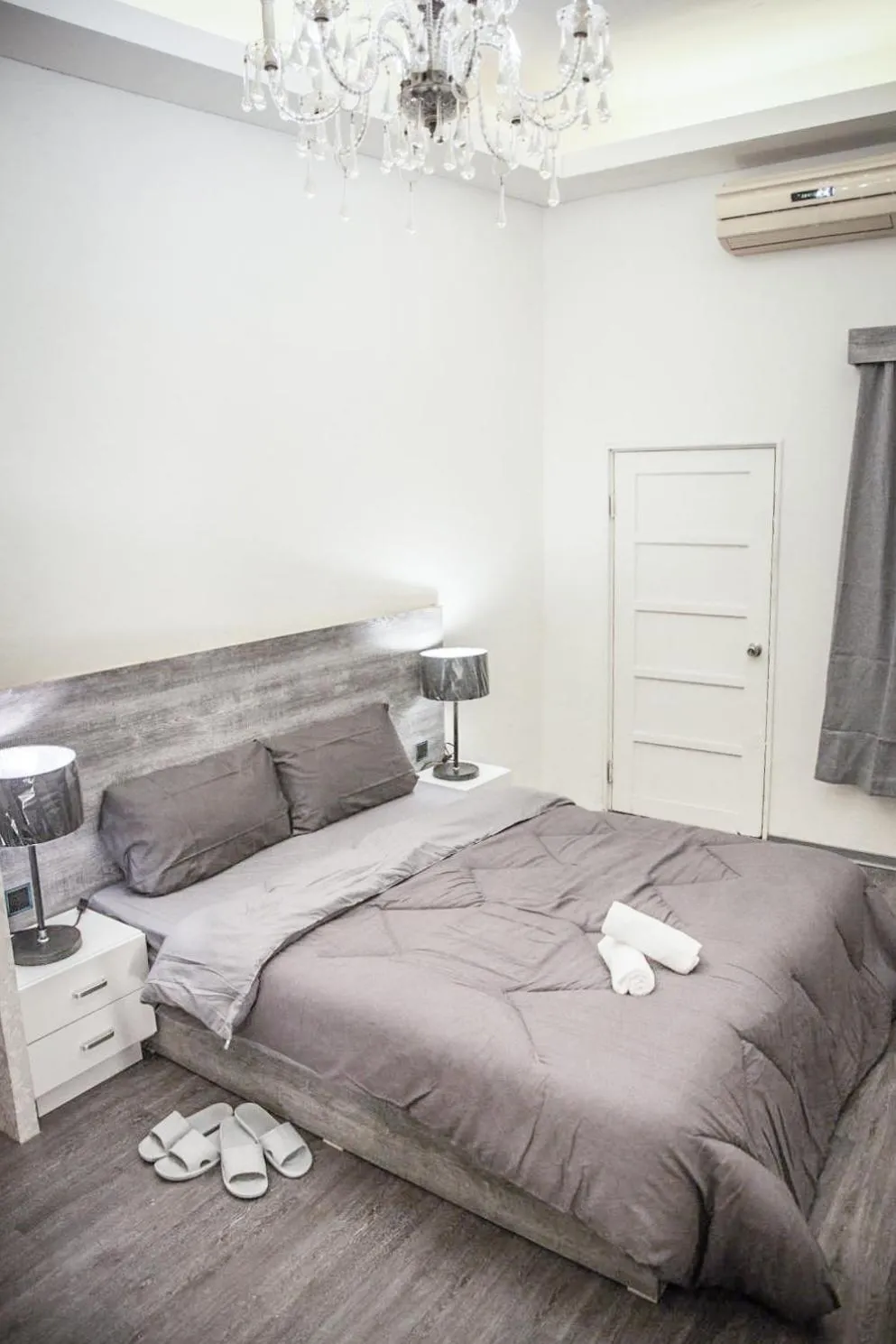 Photo of the whole room in Summer Night