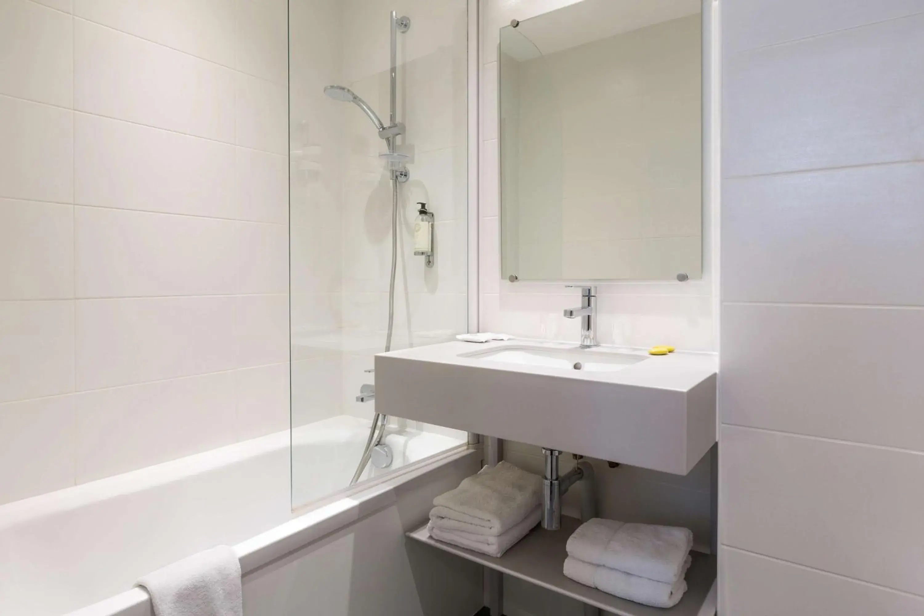 Photo of the whole room, Bathroom in Hotel Paris Italie