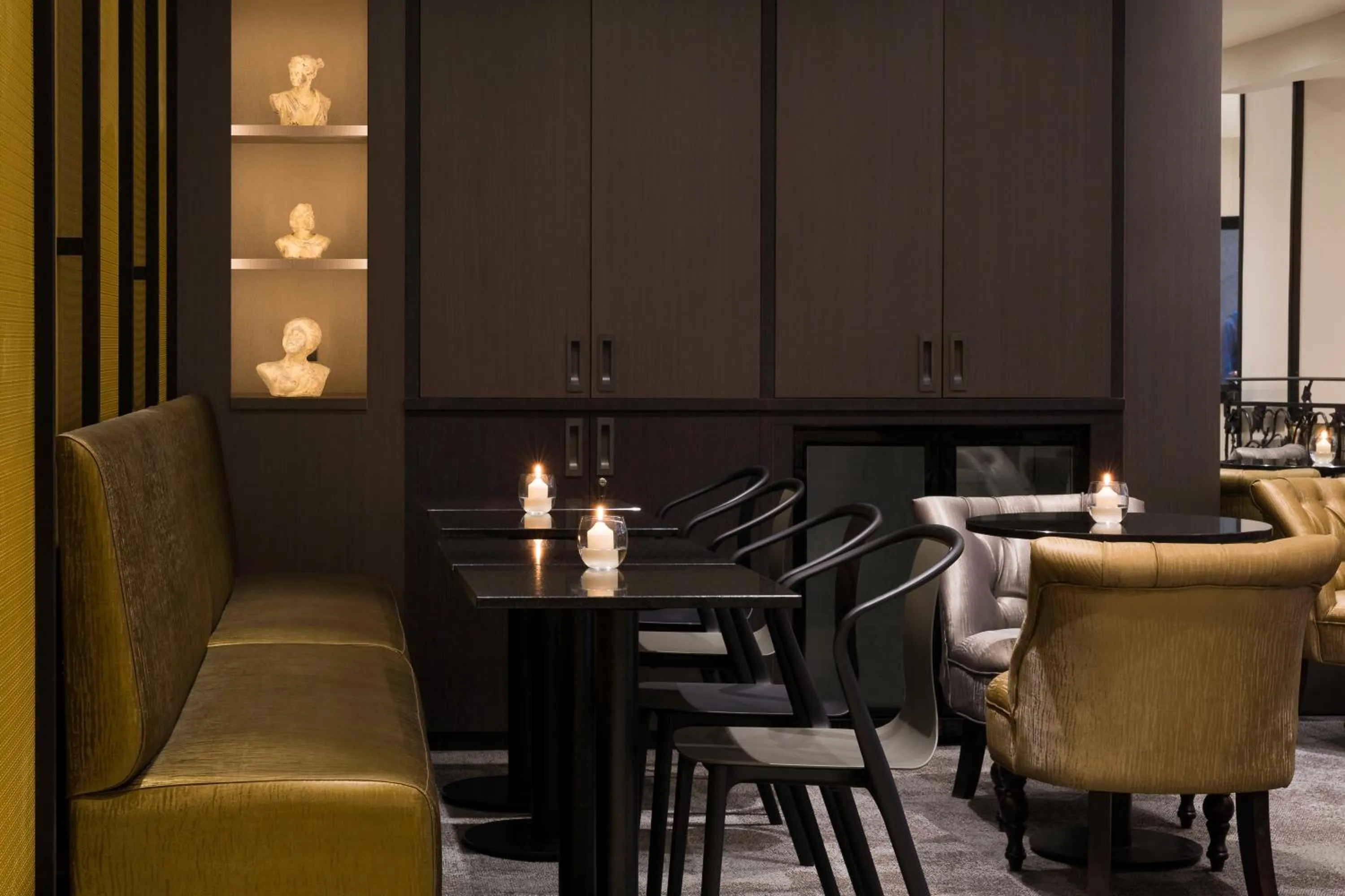 Communal lounge/ TV room in Hotel Paris Italie