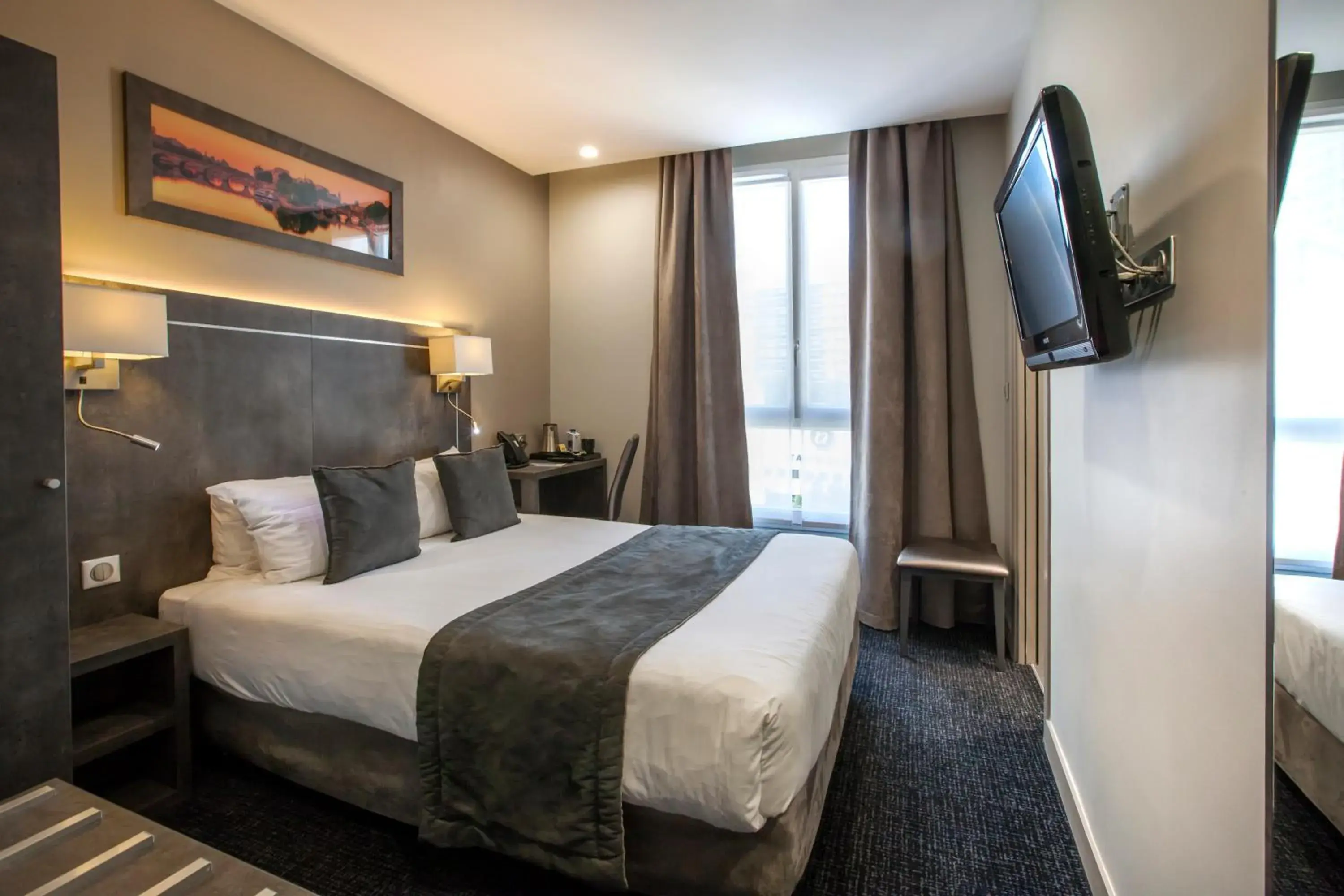 Bedroom, Bed in Hotel Paris Italie
