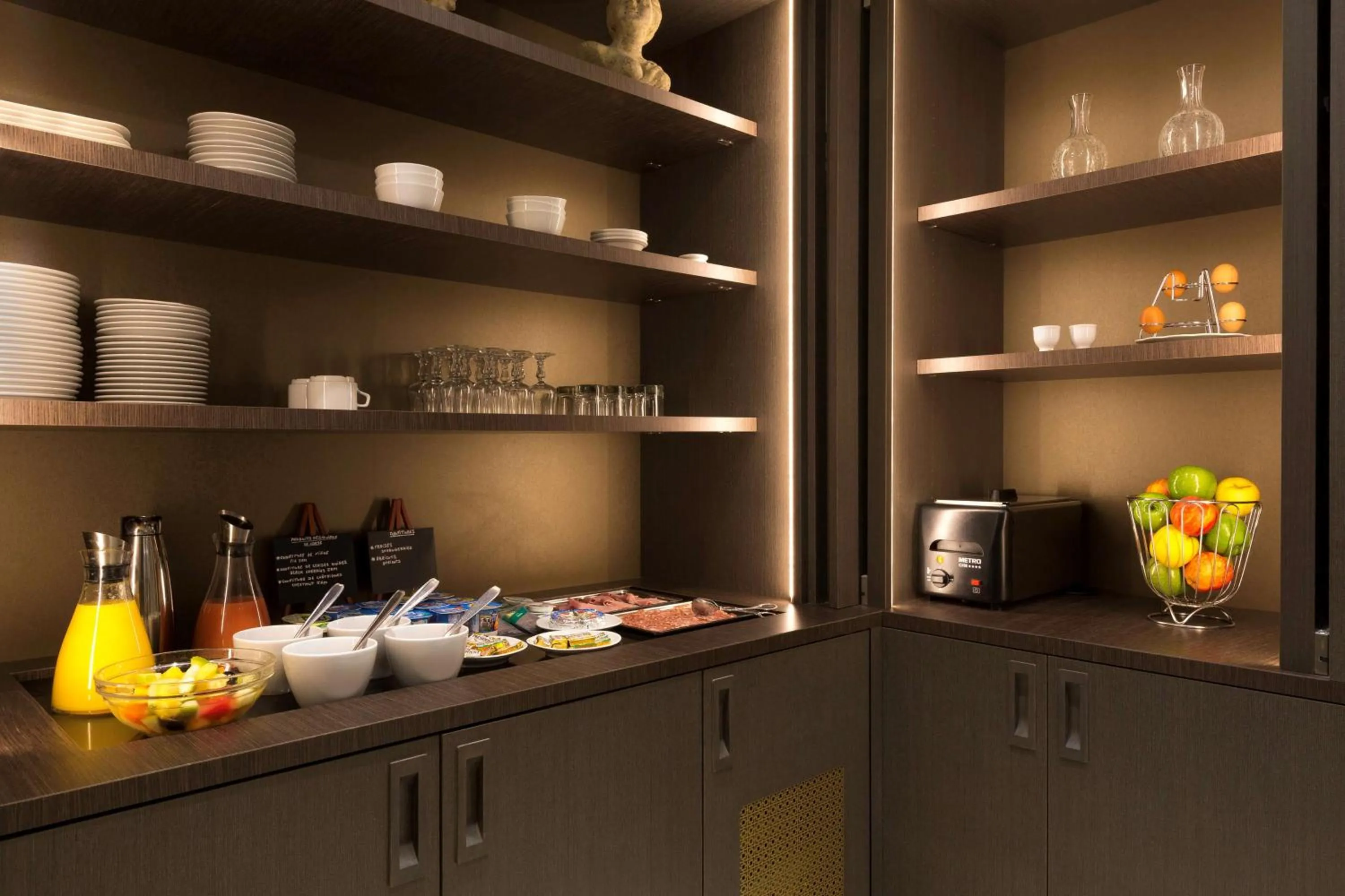 Restaurant/places to eat in Hotel Paris Italie