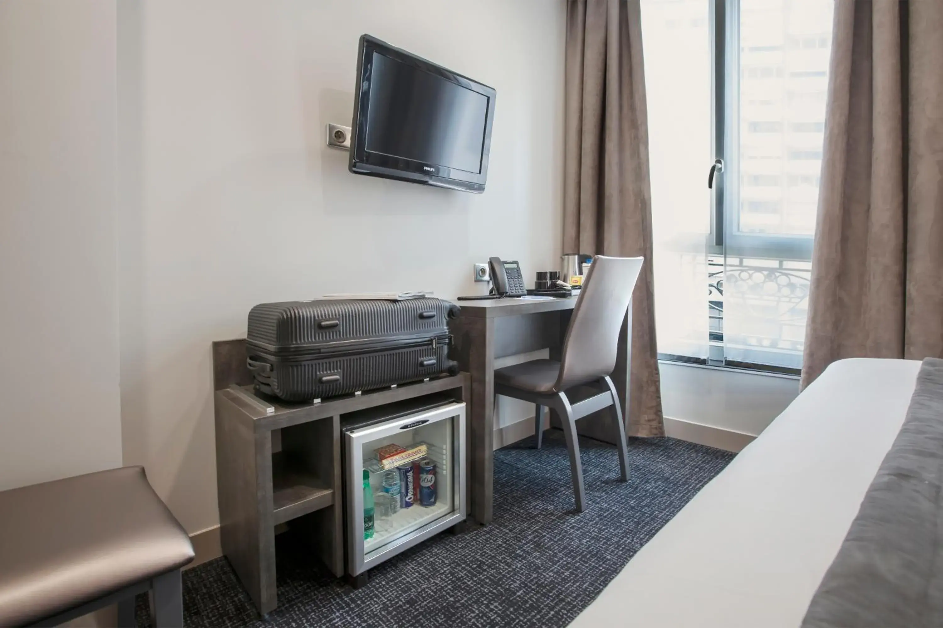 Bedroom, TV/Entertainment Center in Hotel Paris Italie