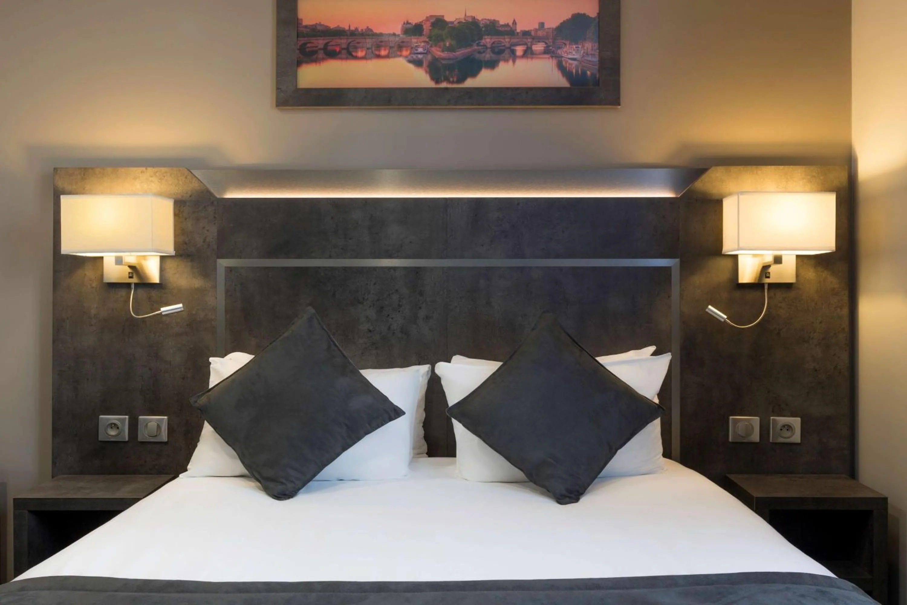 Photo of the whole room, Bed in Hotel Paris Italie