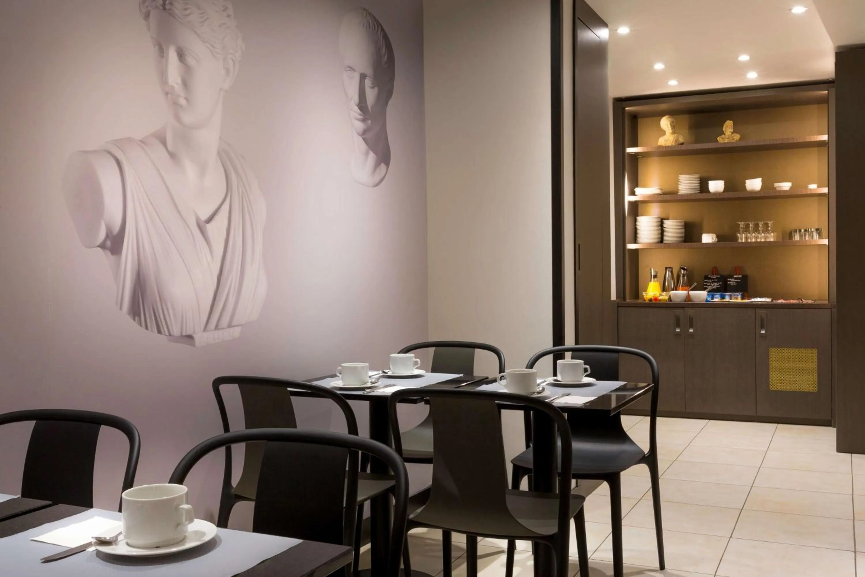 Restaurant/places to eat in Hotel Paris Italie