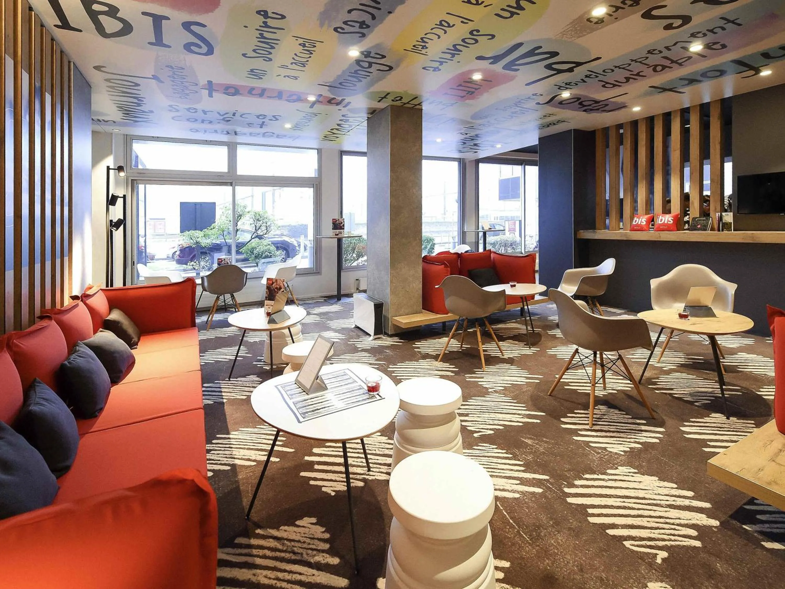 Lounge or bar in ibis Dijon Gare