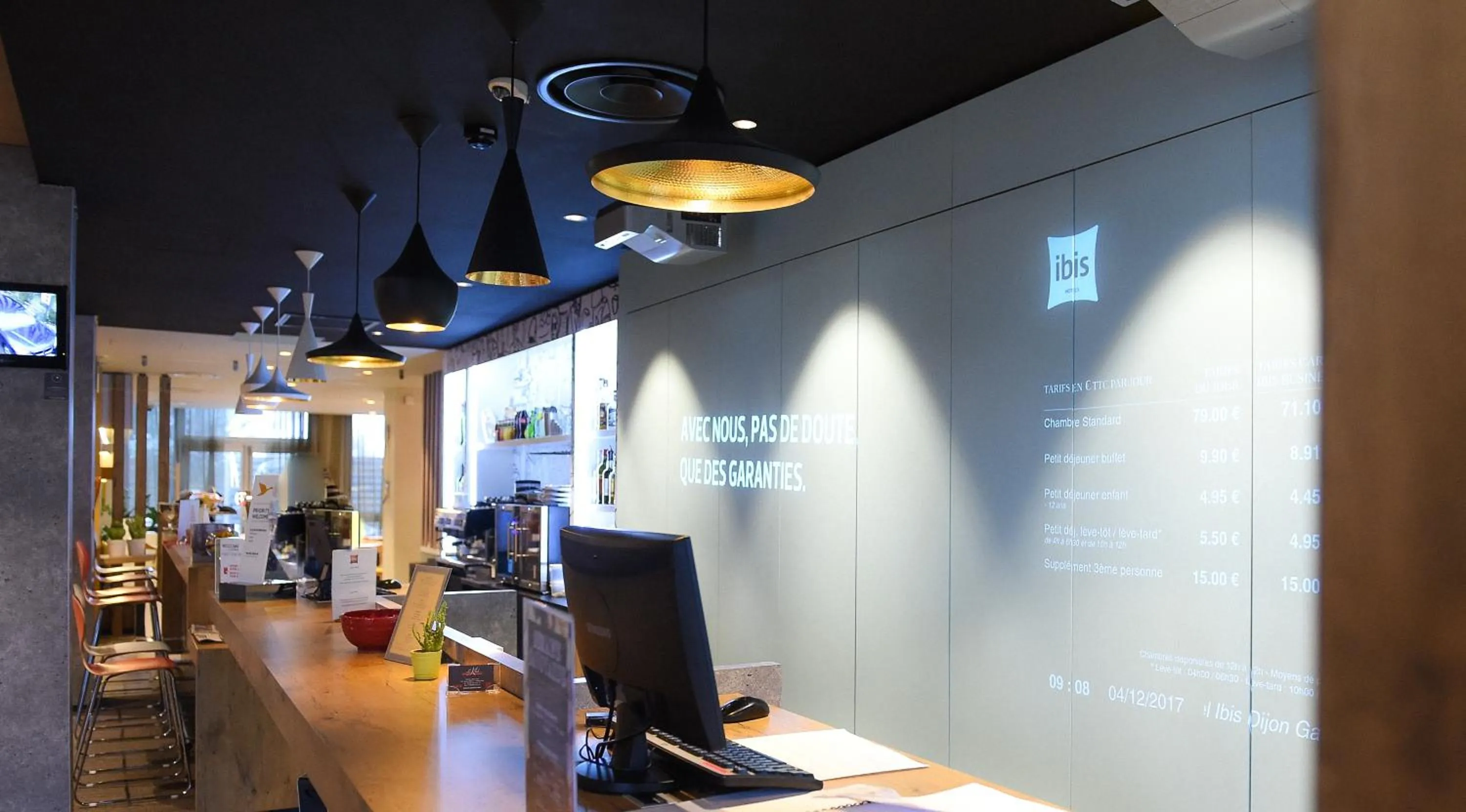 Lobby or reception in ibis Dijon Gare