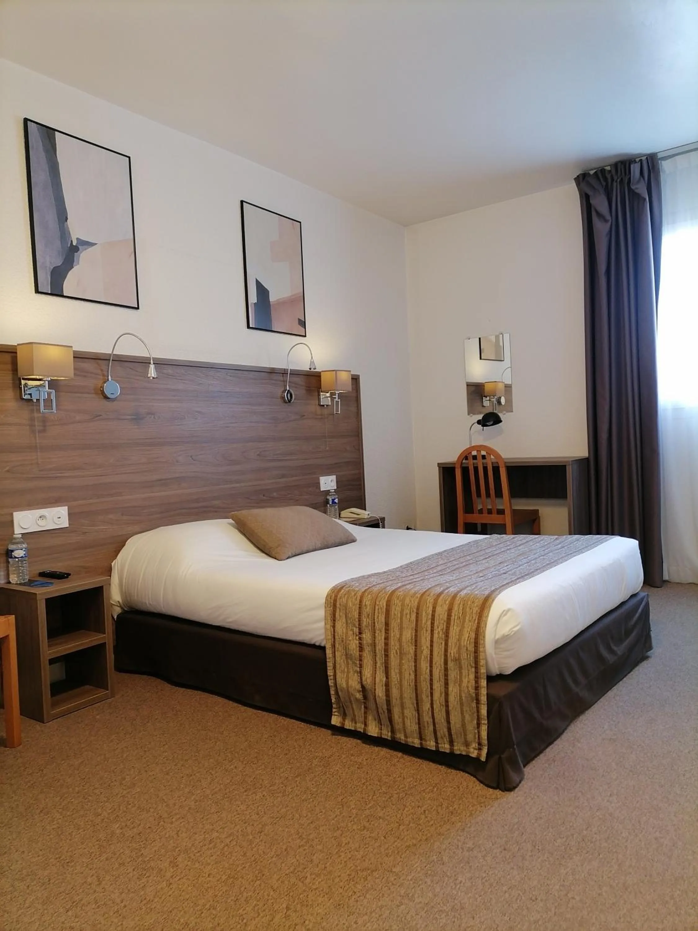 Photo of the whole room, Bed in La Buissonnière