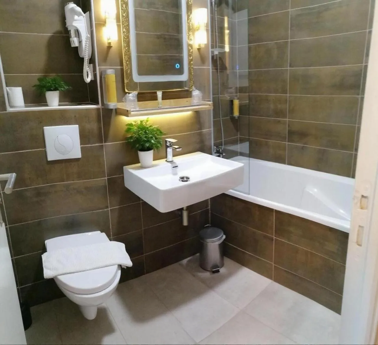 Toilet in La Buissonnière