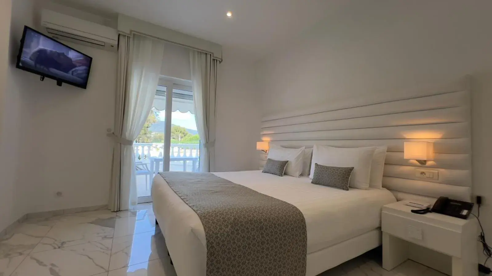 Bed in Hotel La Calanque Bed in Hotel La Calanque