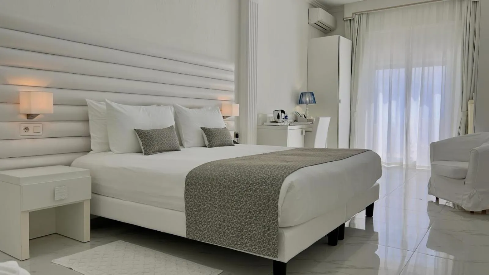 Bed in Hotel La Calanque