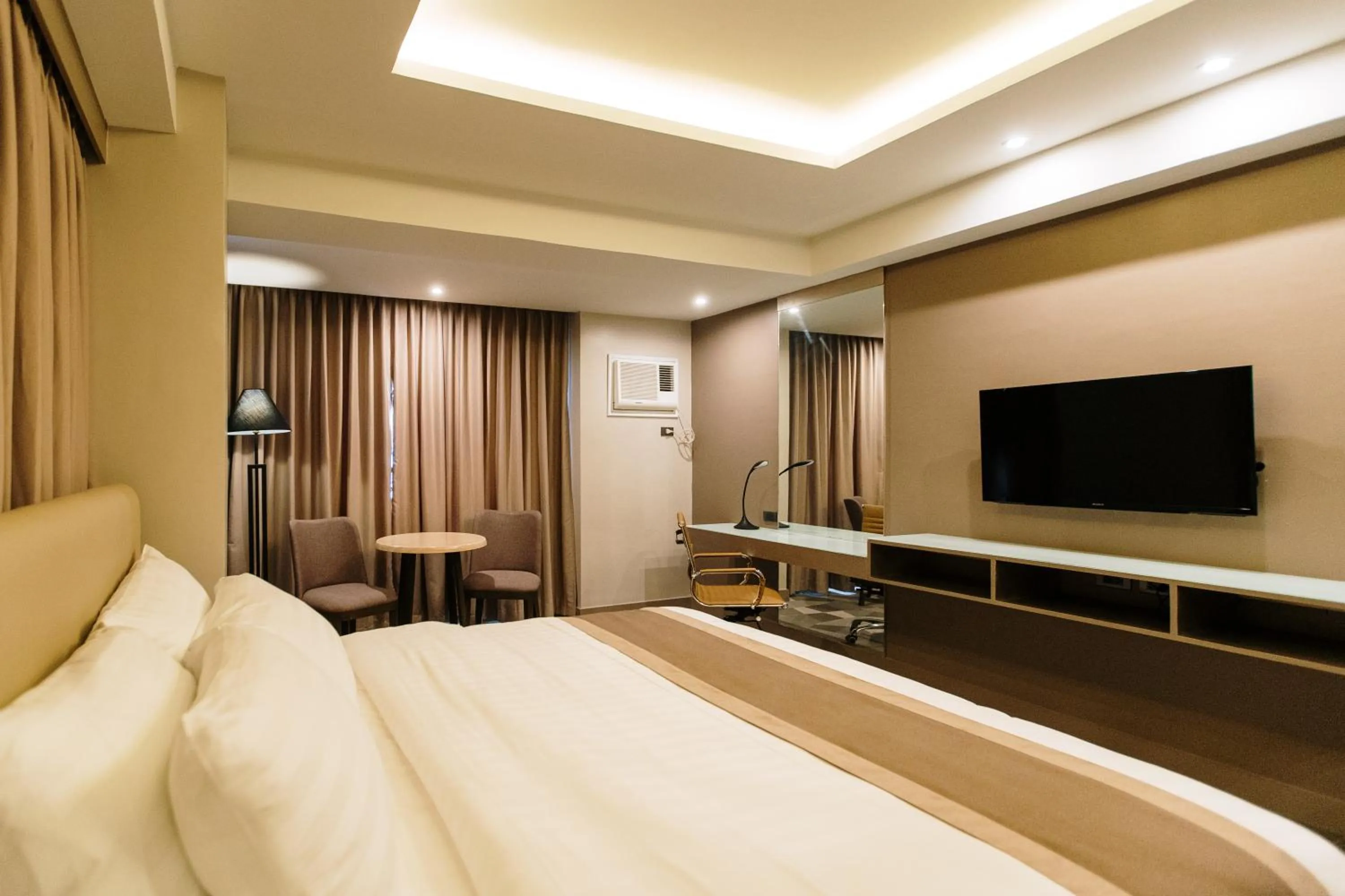 Communal lounge/ TV room, Bed in Zuri Hotel