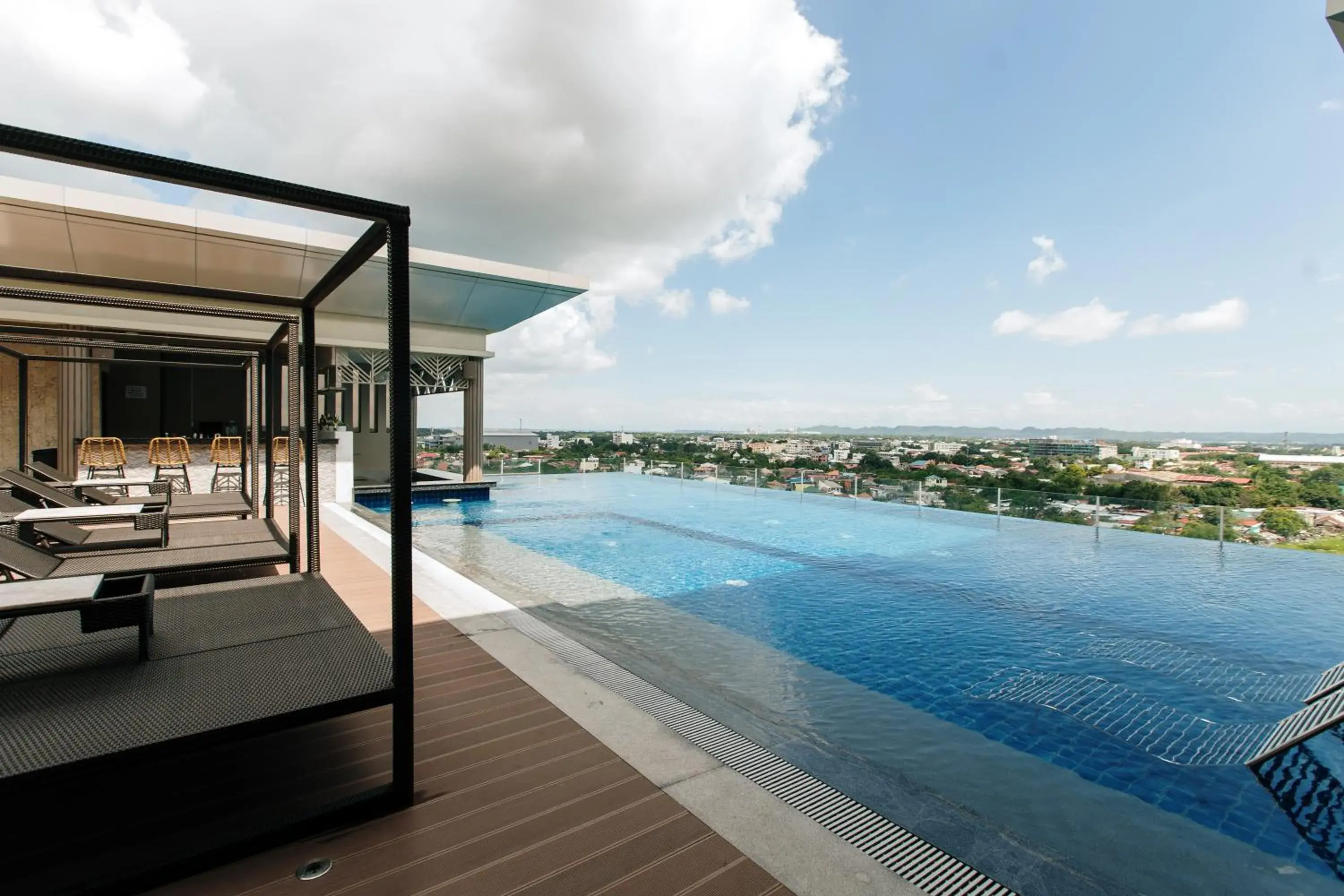 Swimming pool in Zuri Hotel Swimming pool in Zuri Hotel
