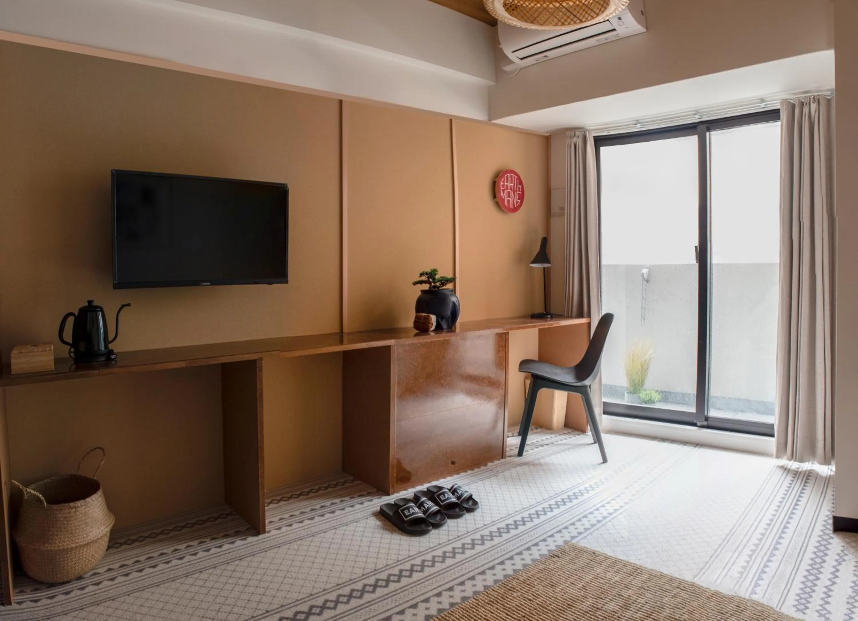 Photo of the whole room in EARTHMANS OSAKA-JO