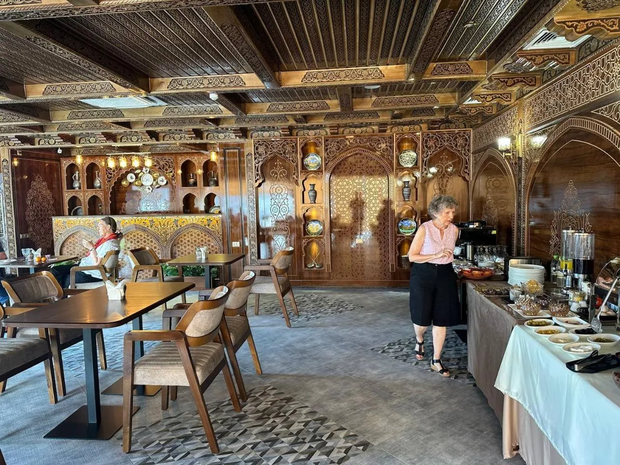 Restaurant/places to eat in Hotel Minor